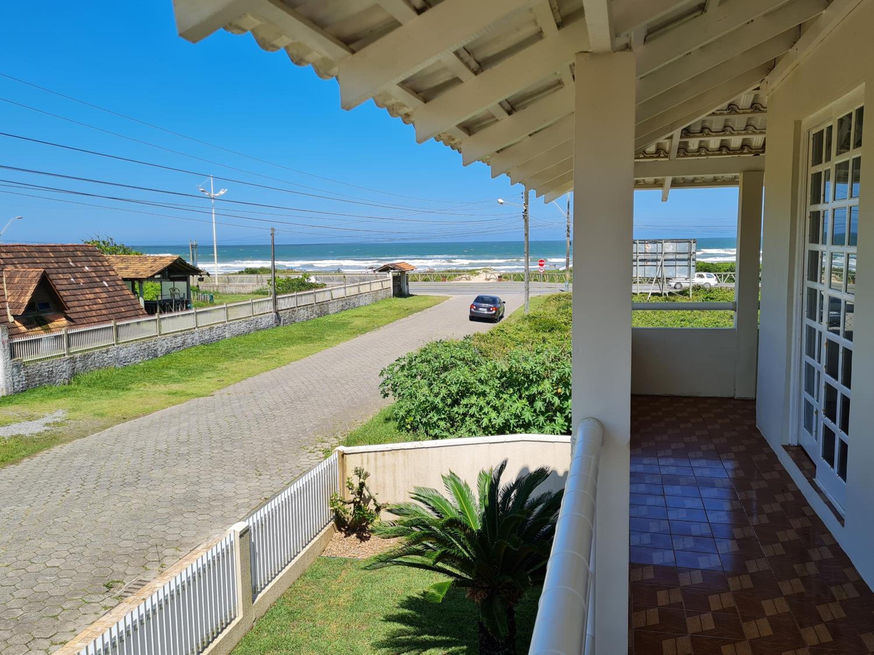 Ampla casa com 5 quartos e vista para o mar