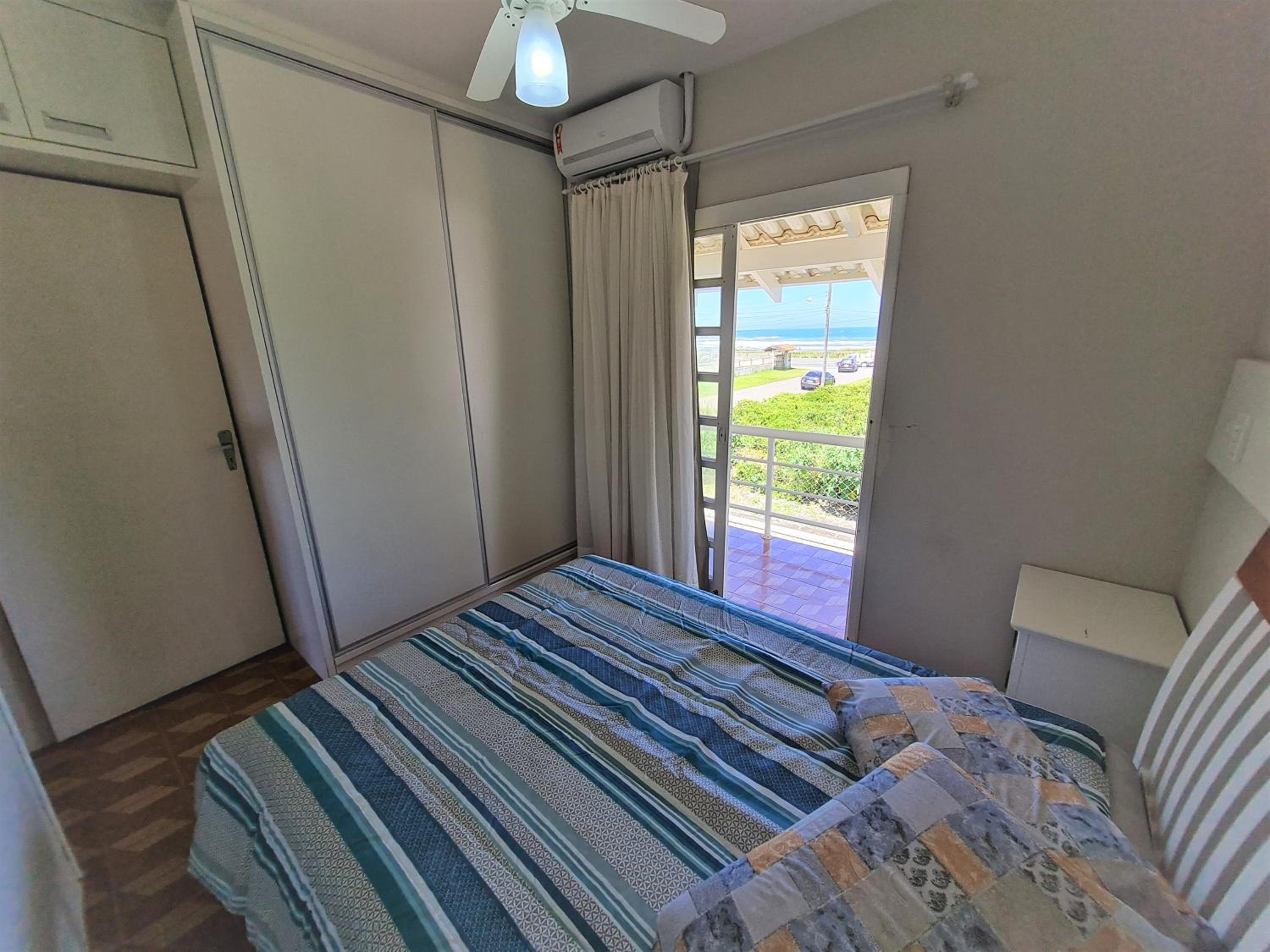 Ampla casa com 5 quartos e vista para o mar