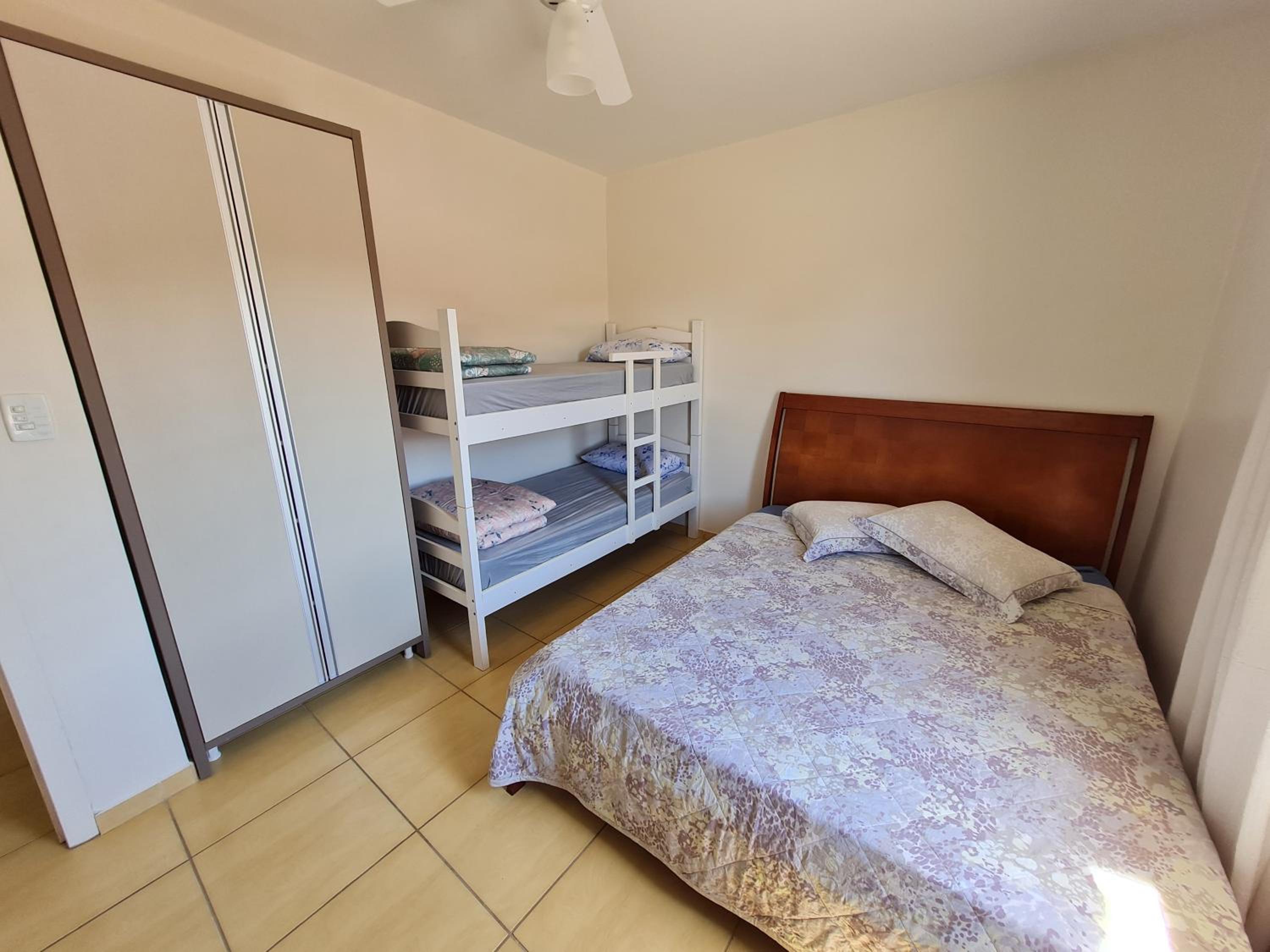 Ampla casa com 5 quartos e vista para o mar
