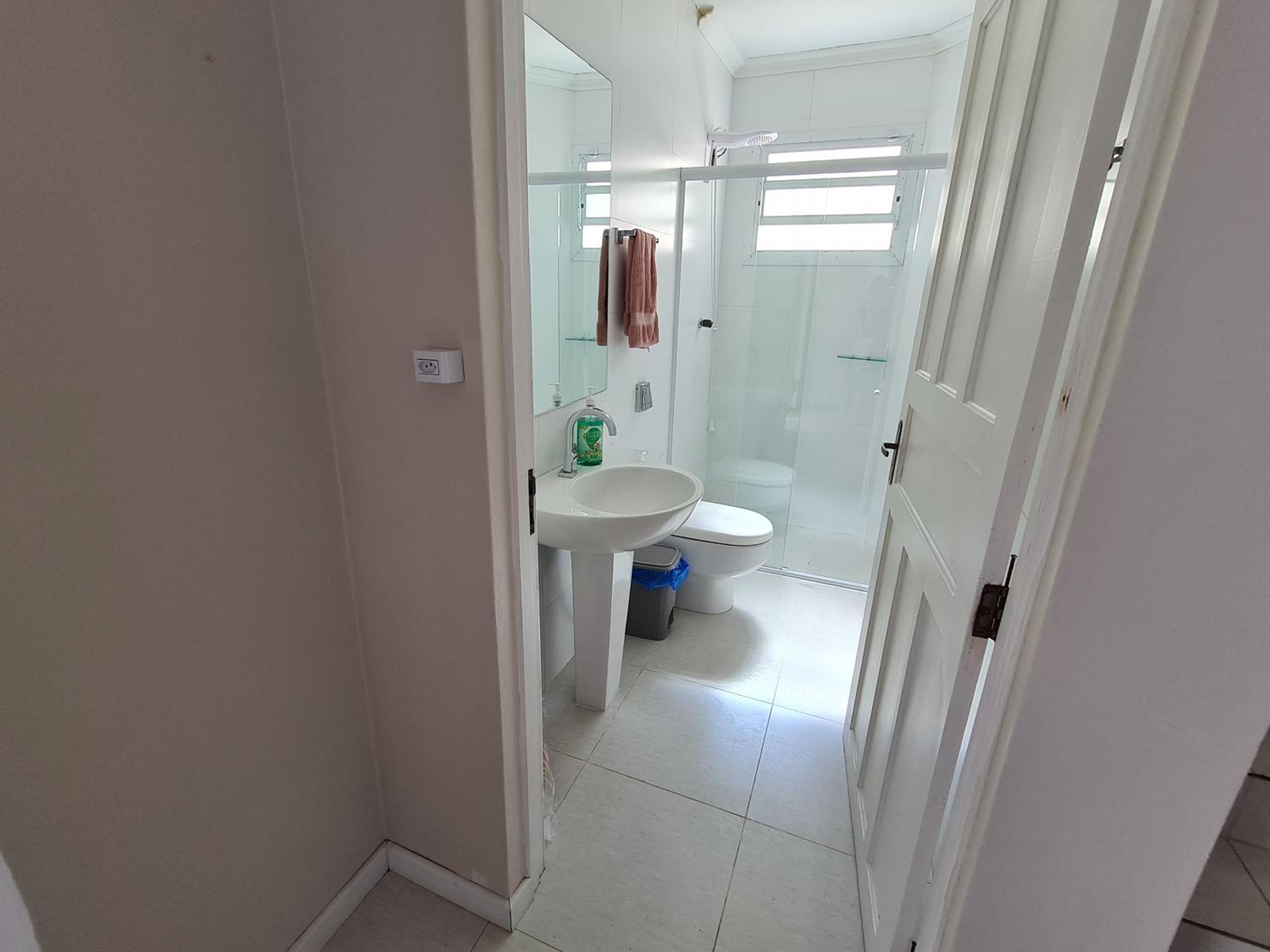 Ampla casa com 5 quartos e vista para o mar