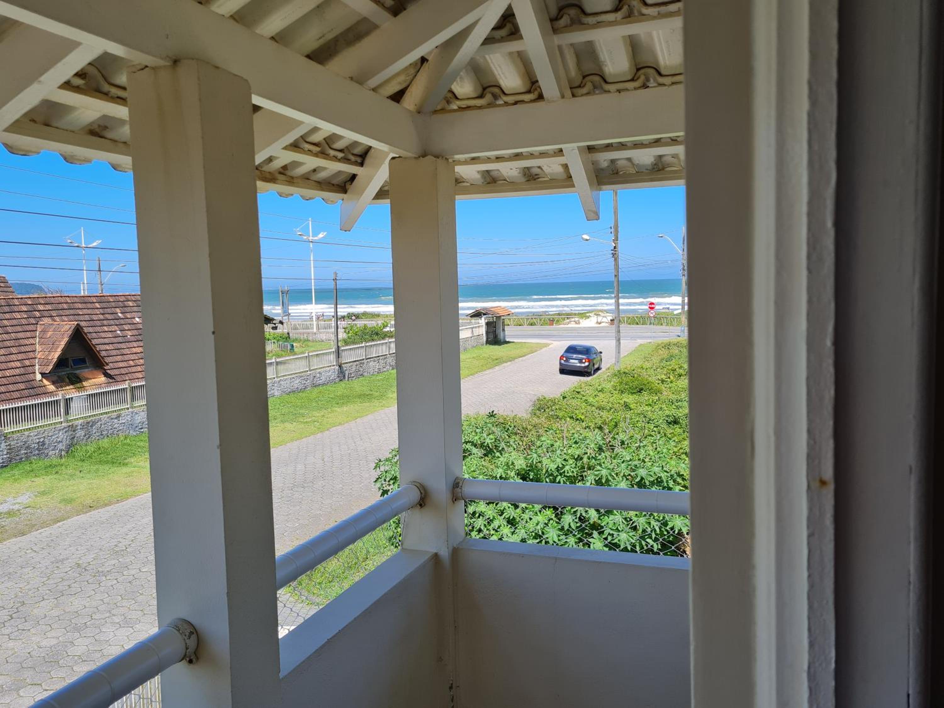 Ampla casa com 5 quartos e vista para o mar