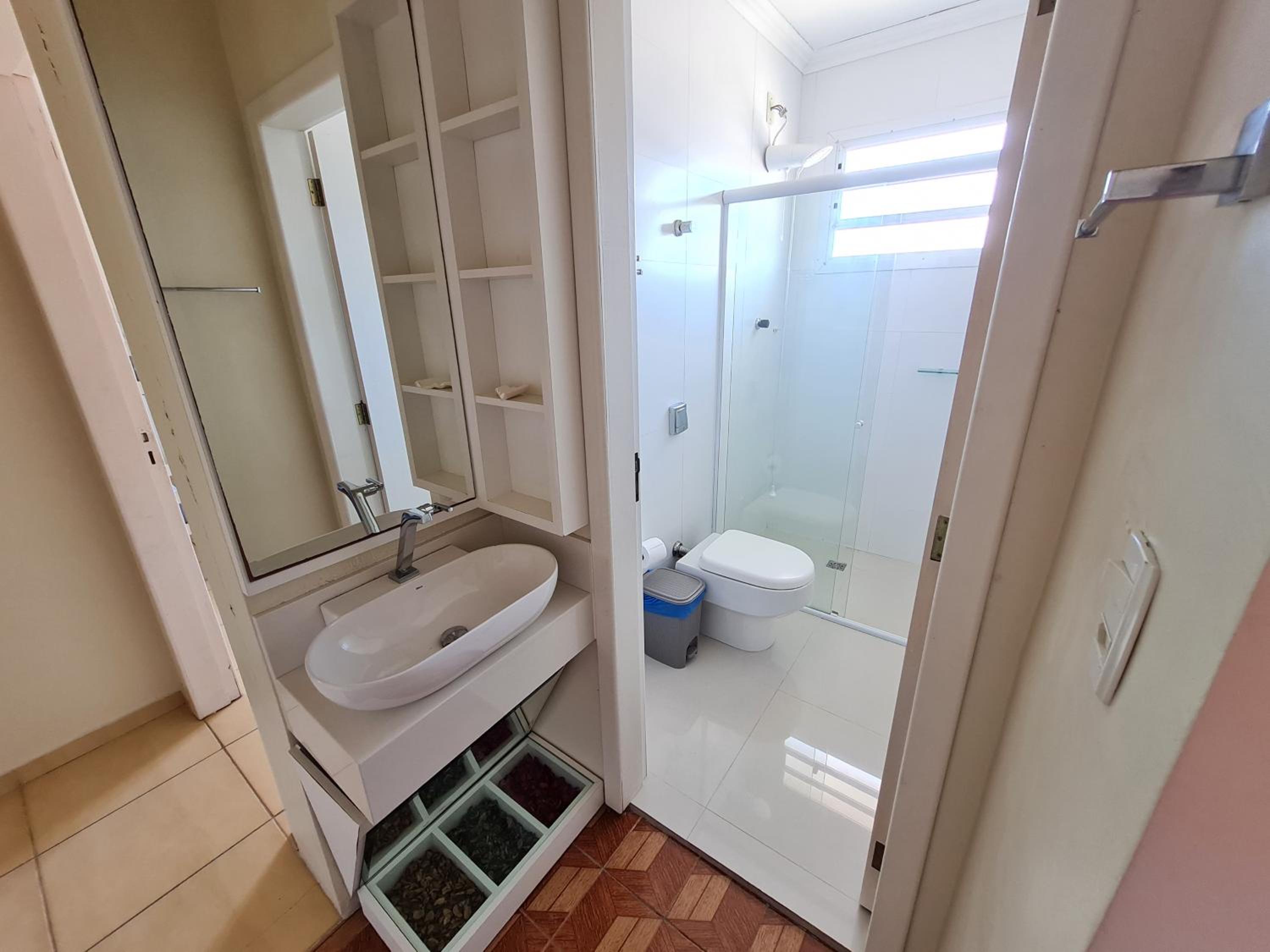 Ampla casa com 5 quartos e vista para o mar
