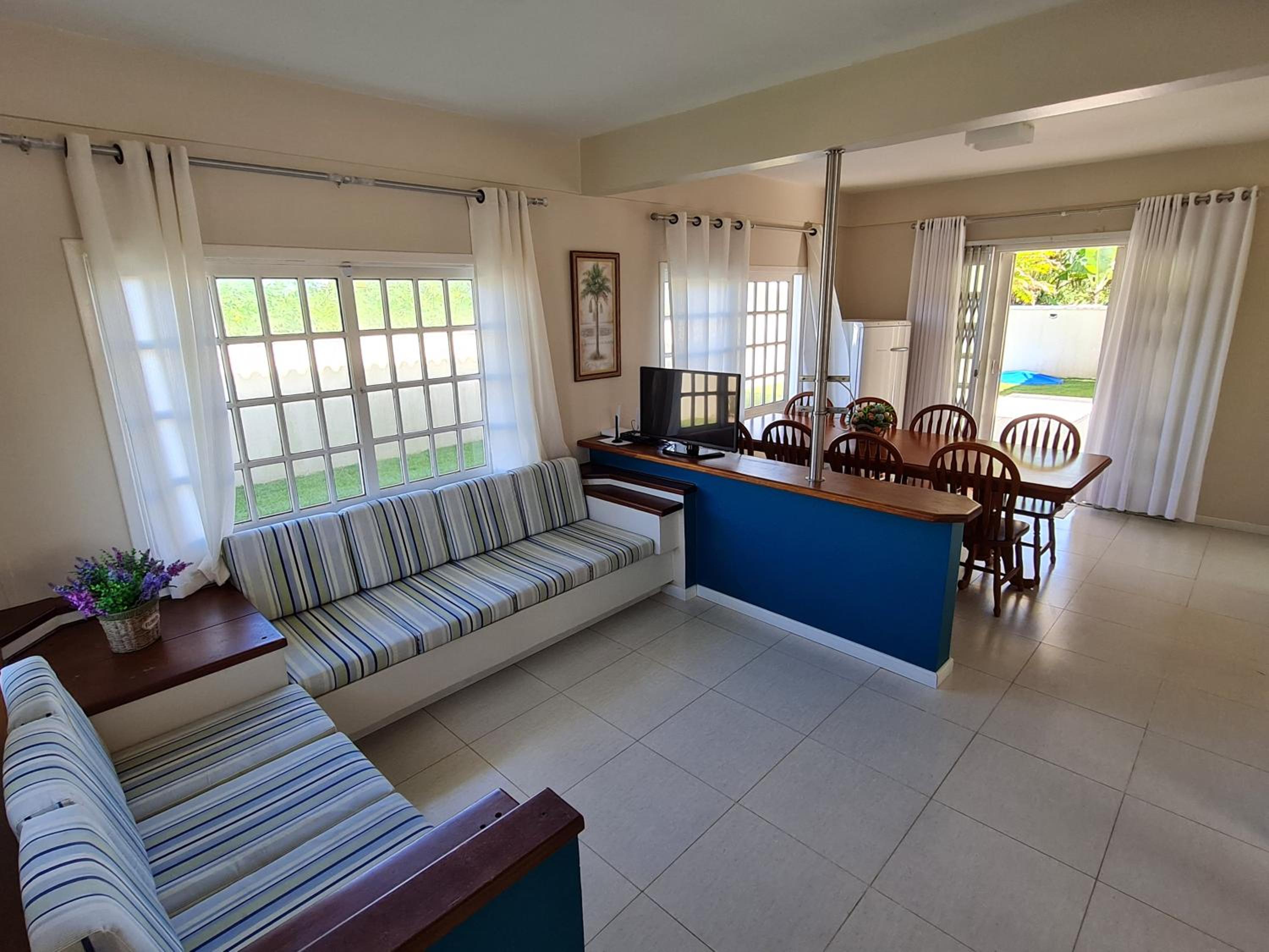 Ampla casa com 5 quartos e vista para o mar