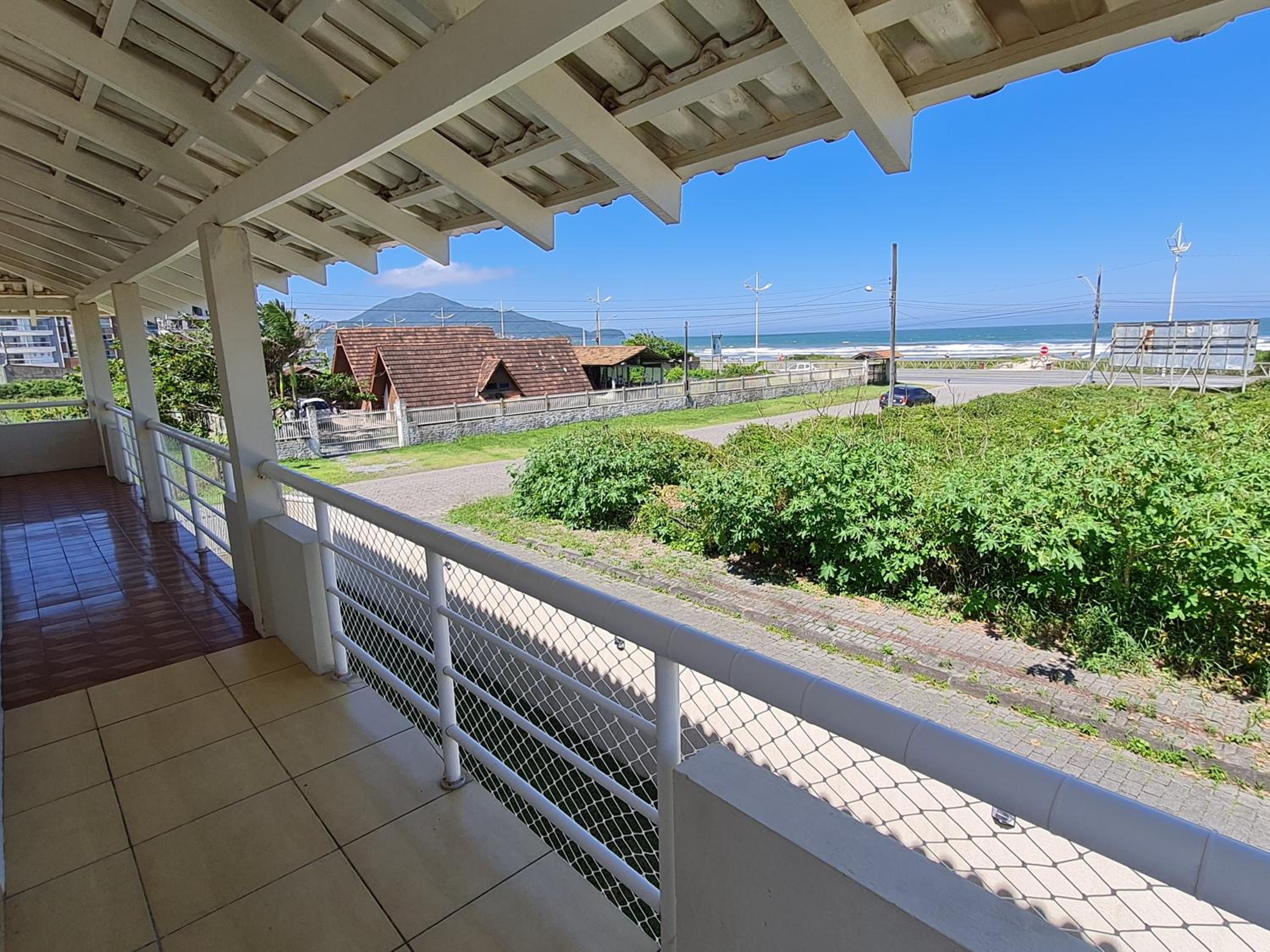 Ampla casa com 5 quartos e vista para o mar