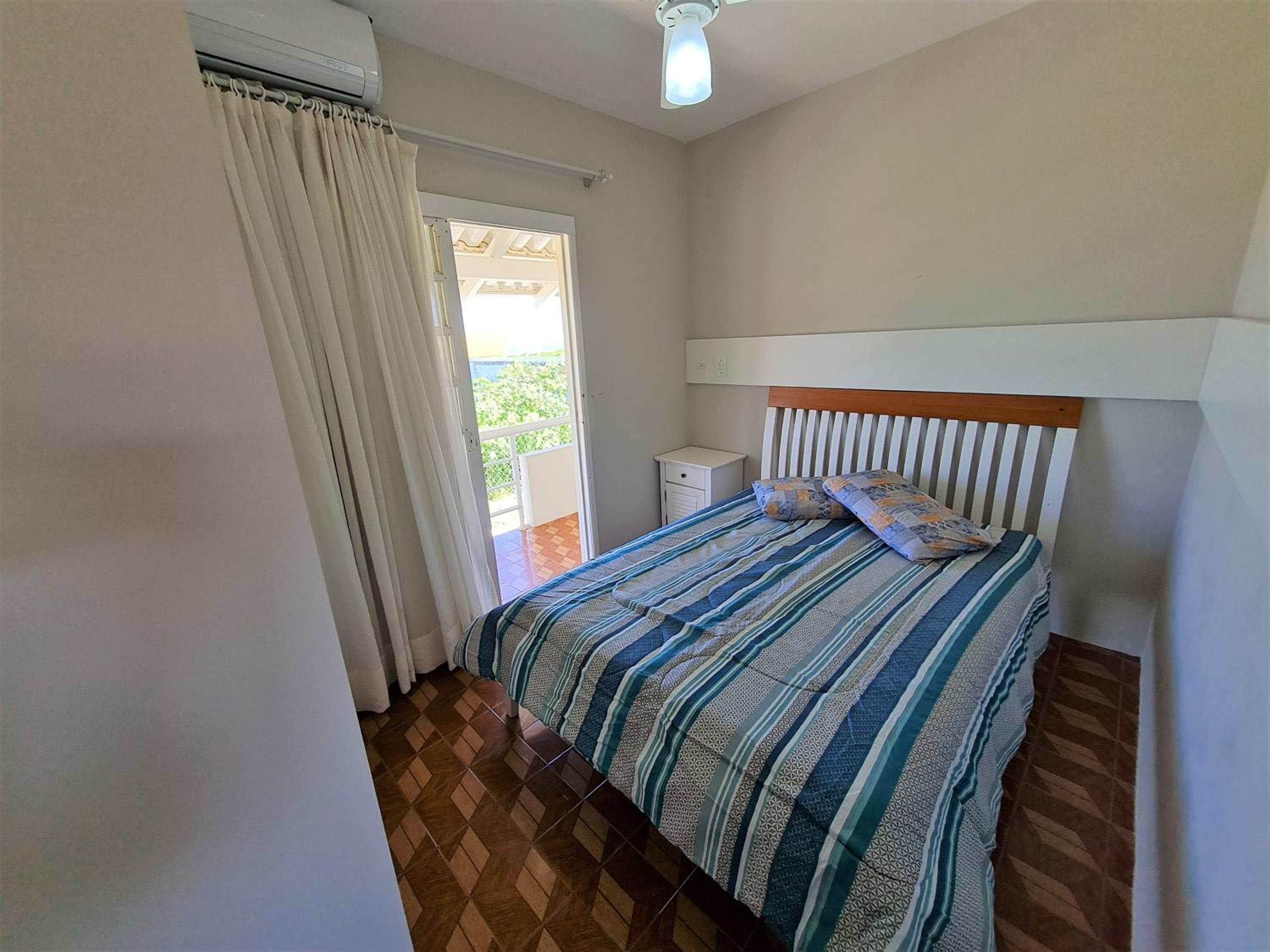 Ampla casa com 5 quartos e vista para o mar