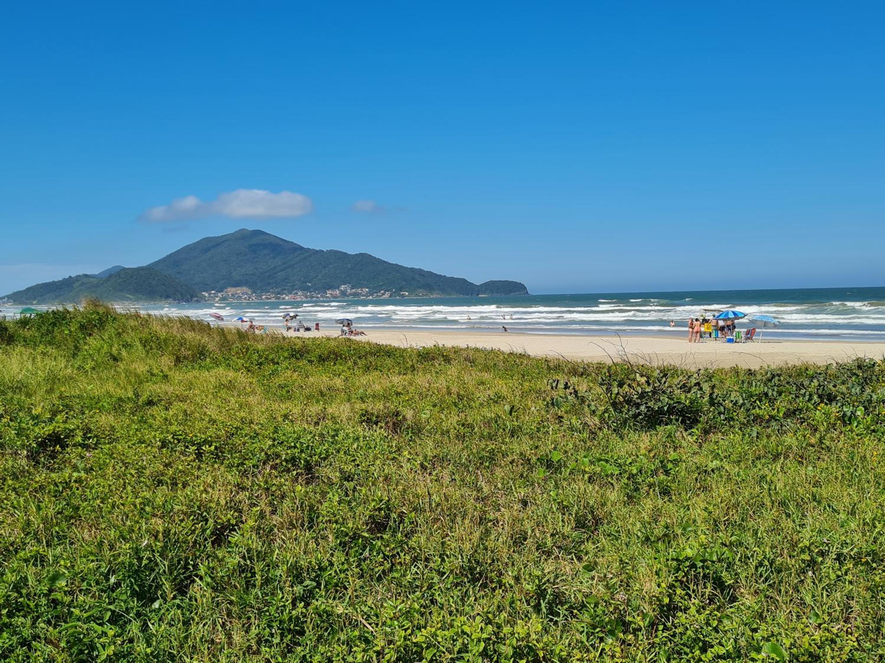Ampla casa com 5 quartos e vista para o mar