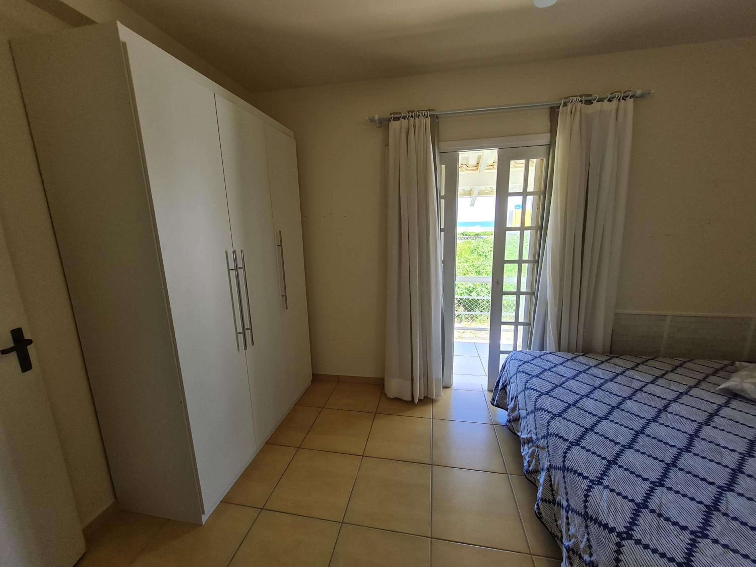 Ampla casa com 5 quartos e vista para o mar