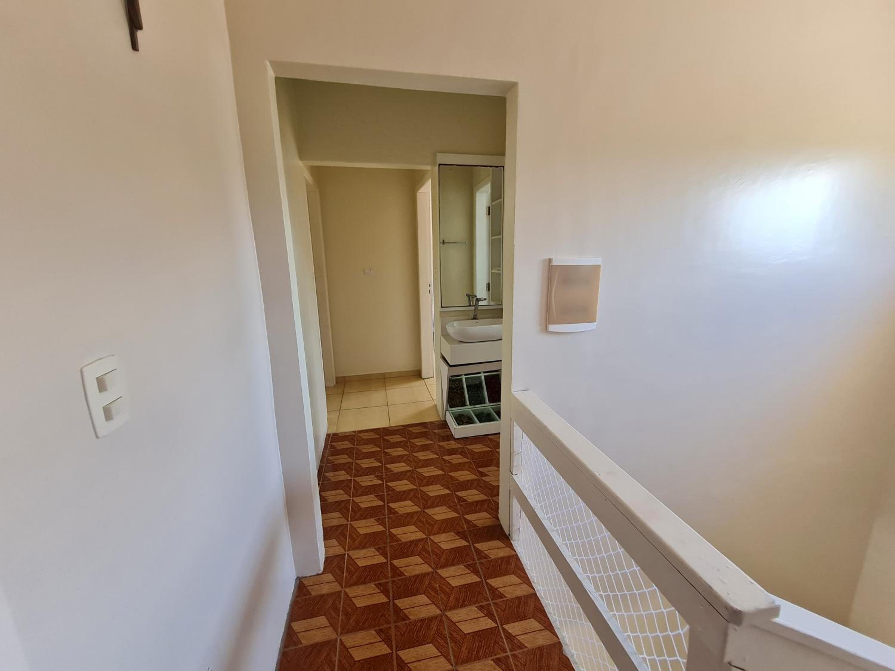 Ampla casa com 5 quartos e vista para o mar