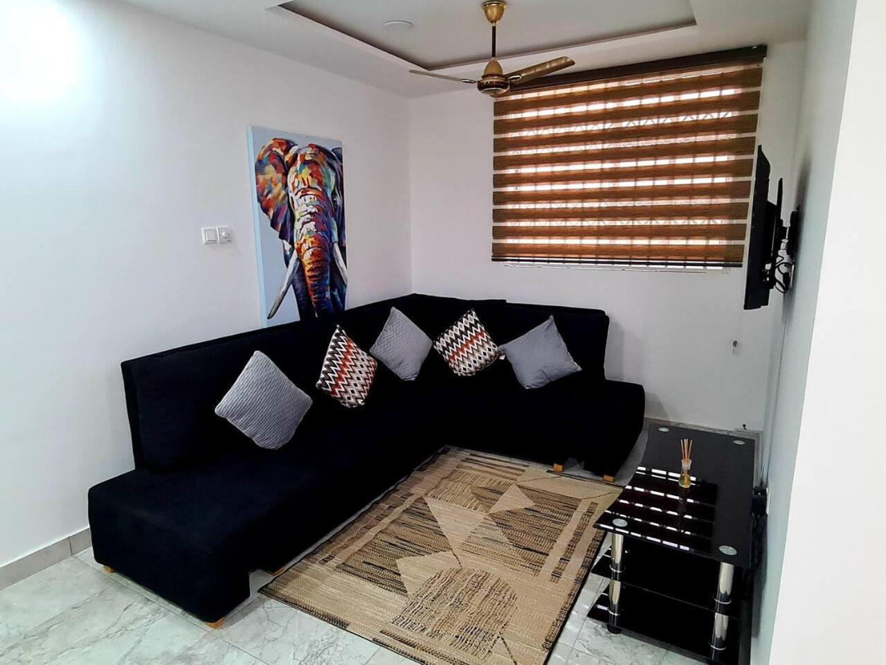 Spacious Quiet & Cozy- Close to Highway-Parking view 5