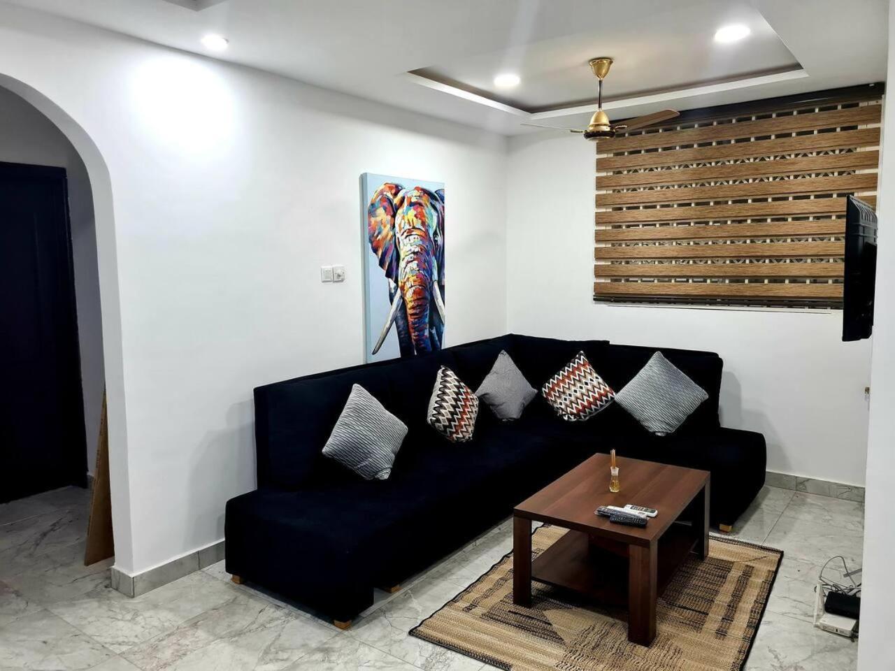 Spacious Quiet & Cozy- Close to Highway-Parking view 2