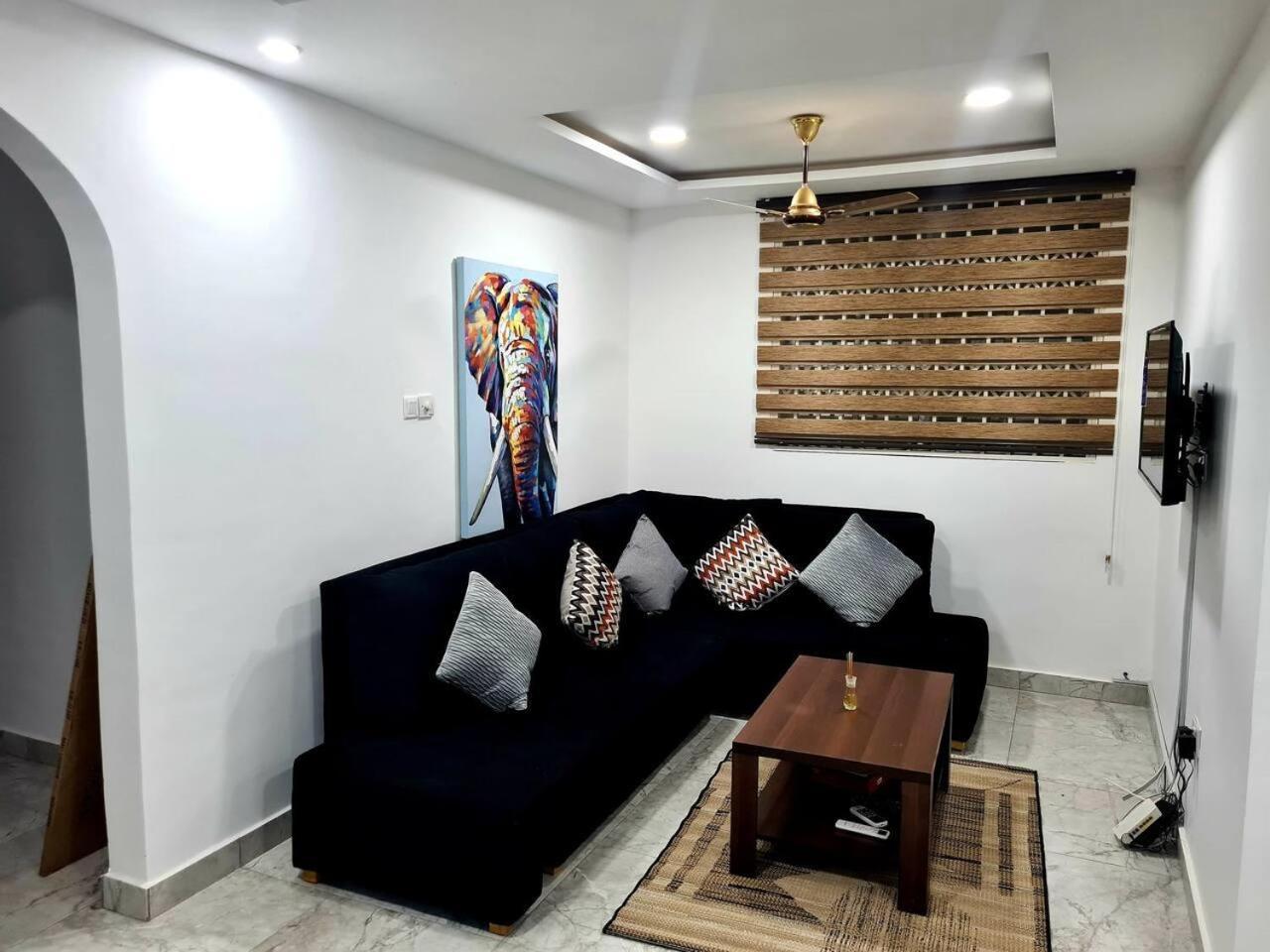 Spacious Quiet & Cozy- Close to Highway-Parking view 4