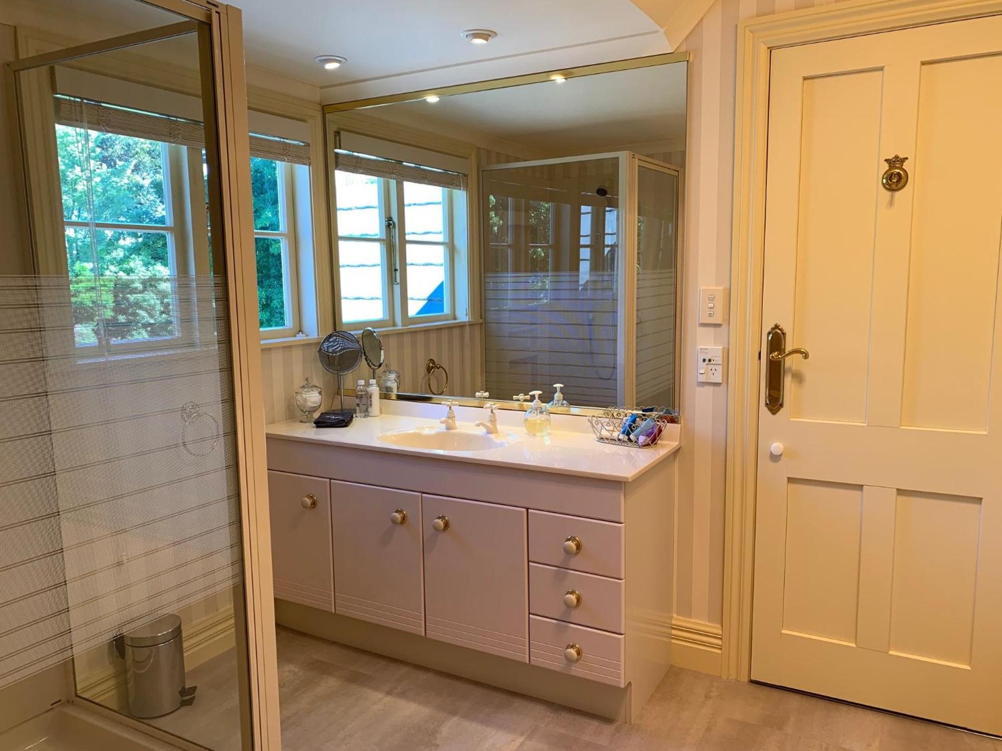 Pin Oaks Luxury Bed & Breakfast view 5
