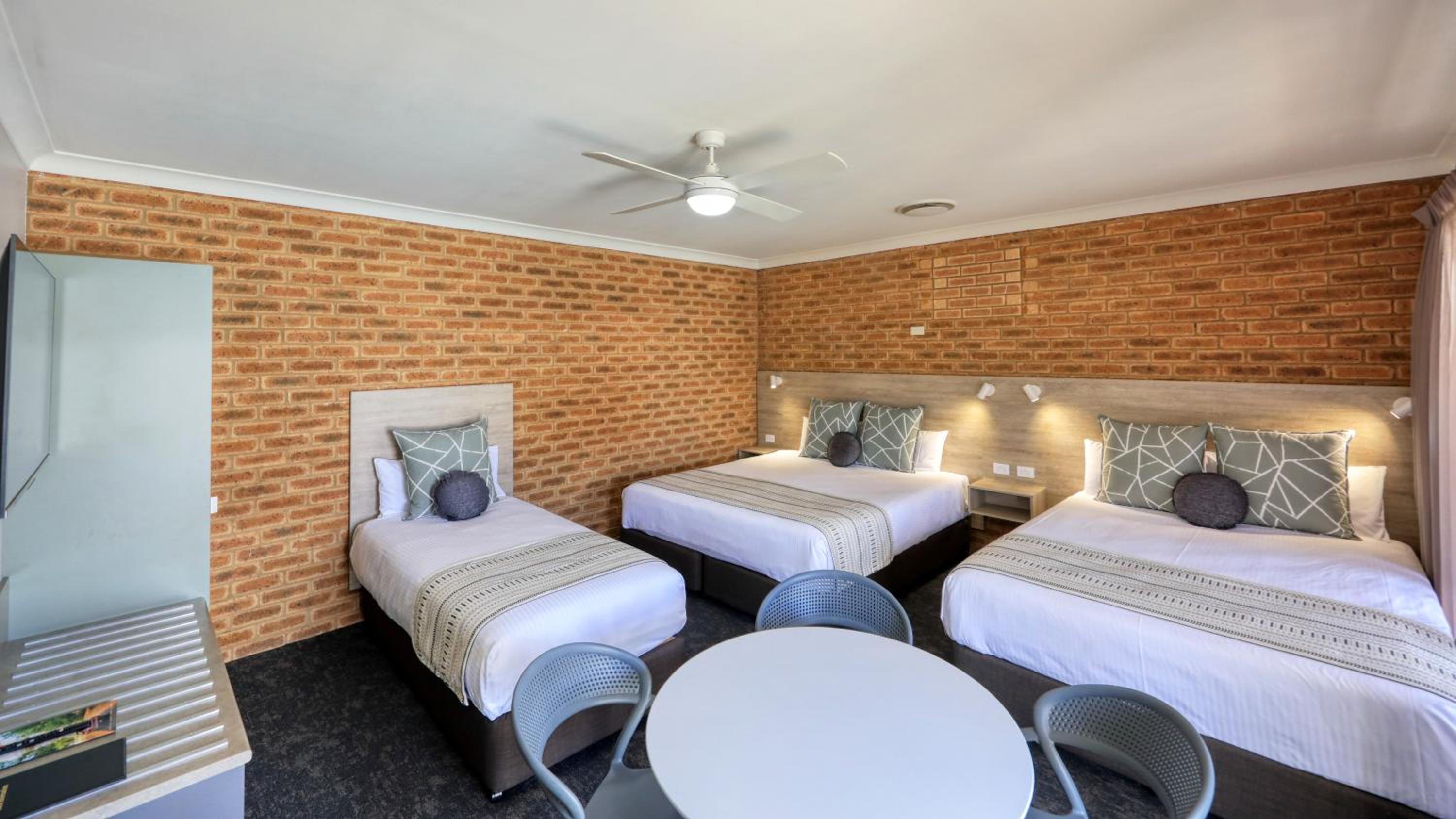 Hamilton Henry Parkes Motor Inn