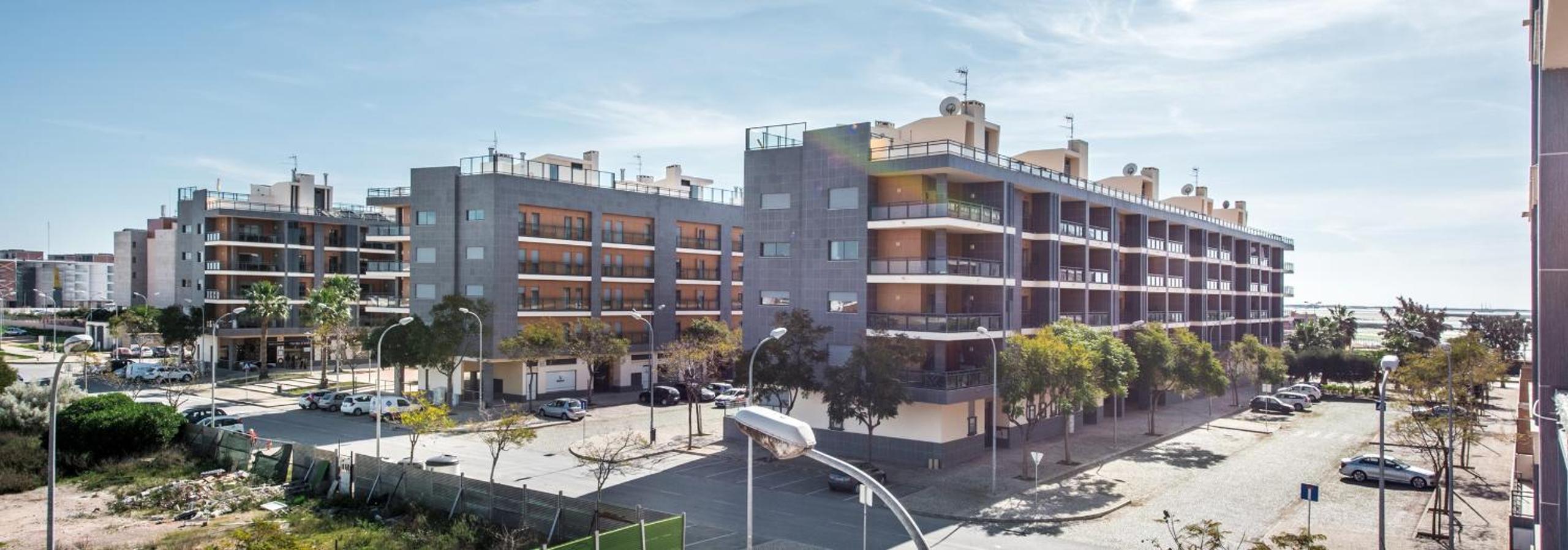 Hotel Sunset Home Olhão- Modern 3 bed Luxury Apartment with rooftop pool - Image 1