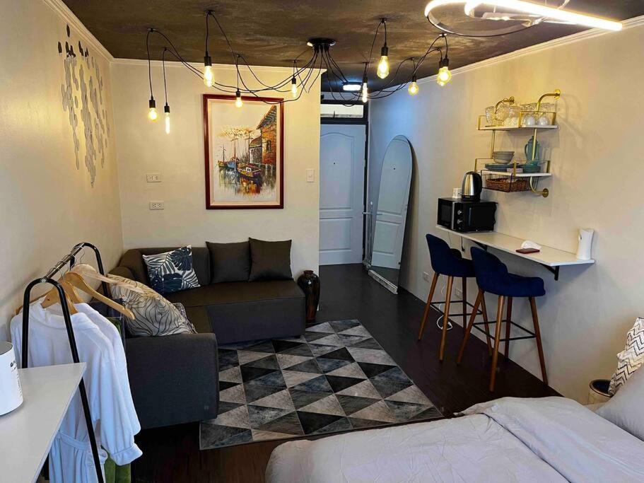 Cozy Ocean Blue Condo 43in TV & Netflix view 4