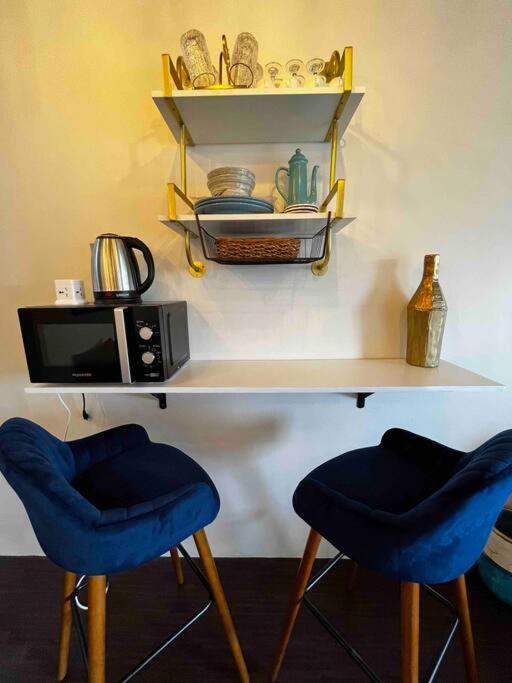 Cozy Ocean Blue Condo 43in TV & Netflix view 2