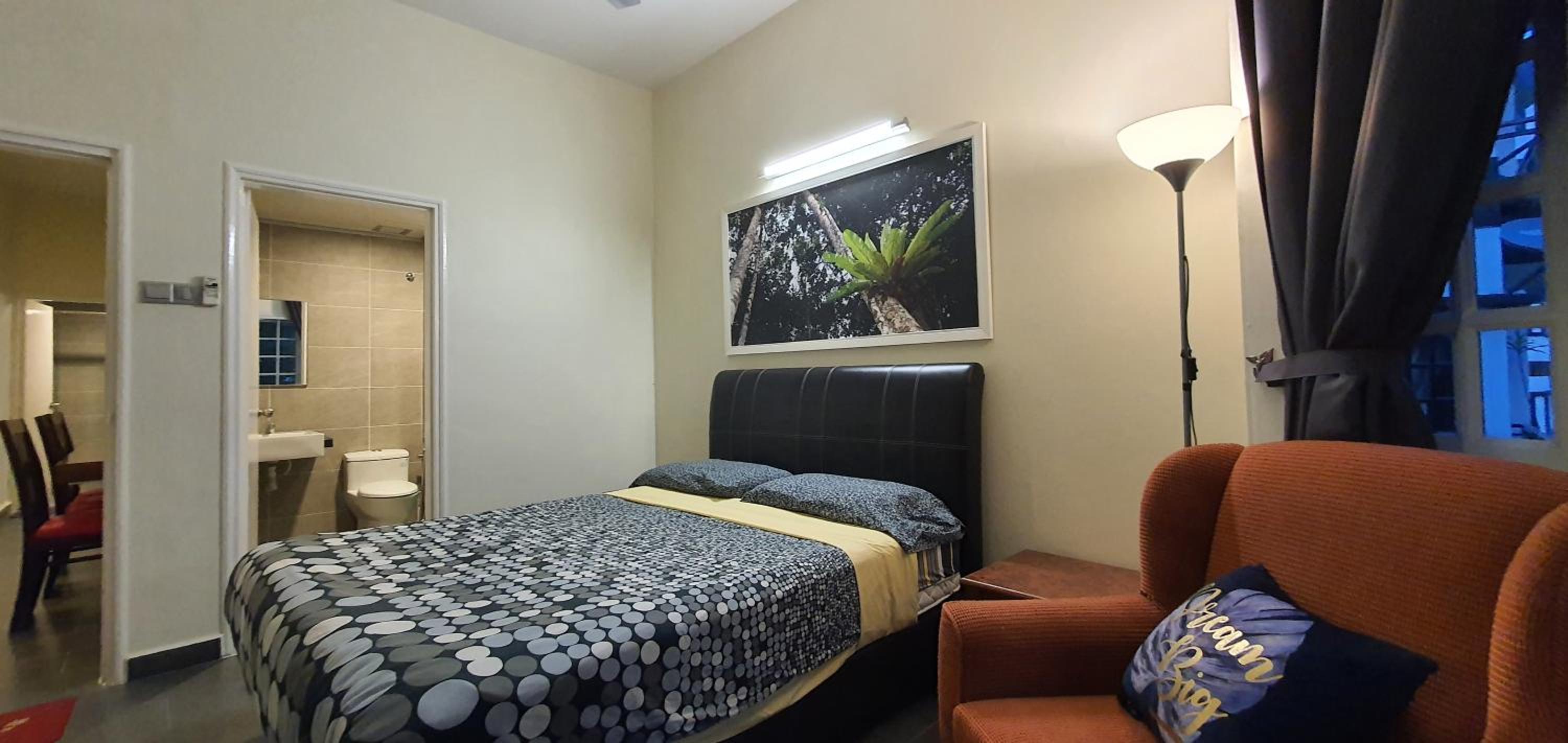 Gerard's "Backpackers" Roomstay No Children Adults only view 5