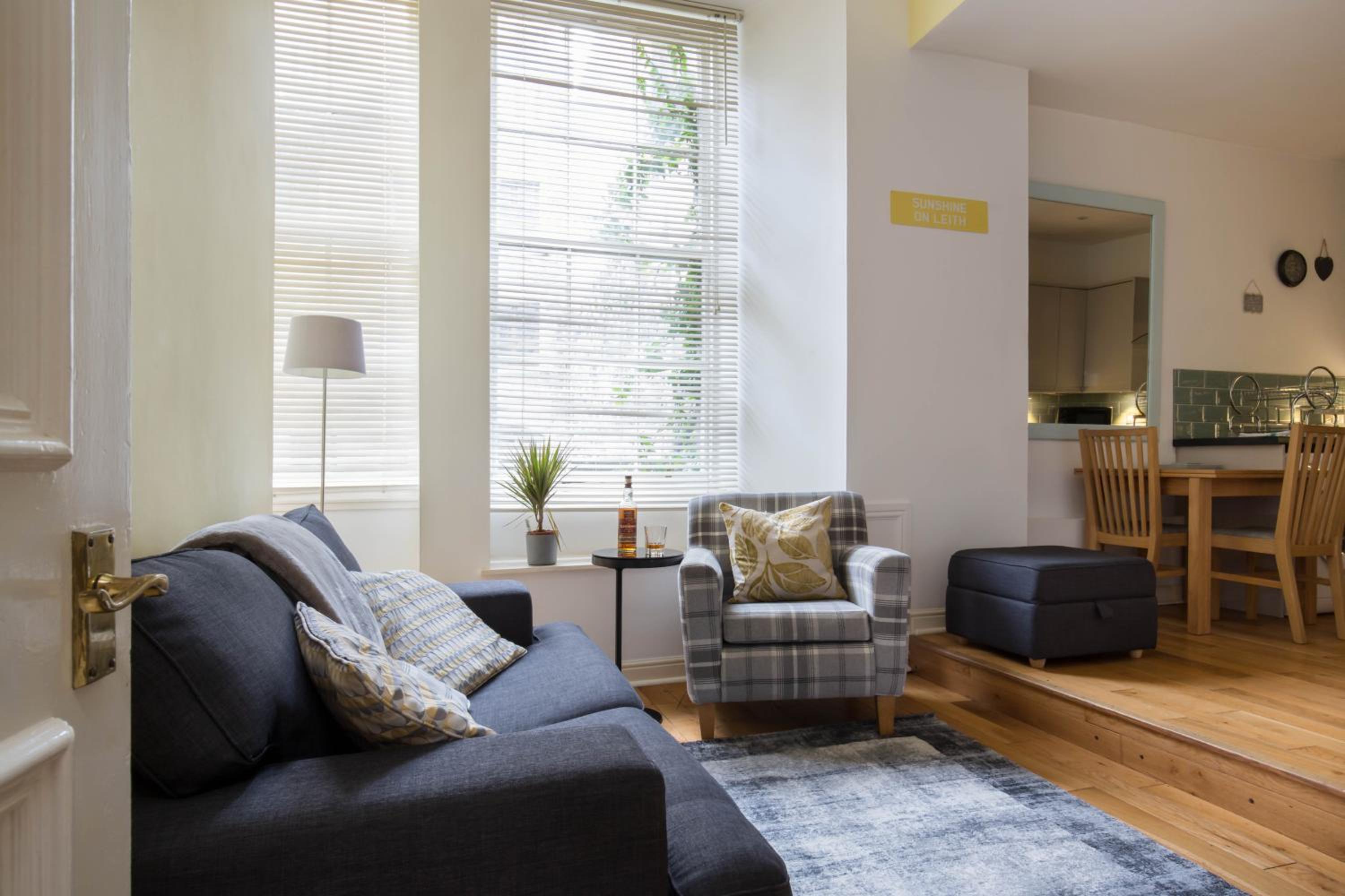 Sunshine On Leith Apartment view 2