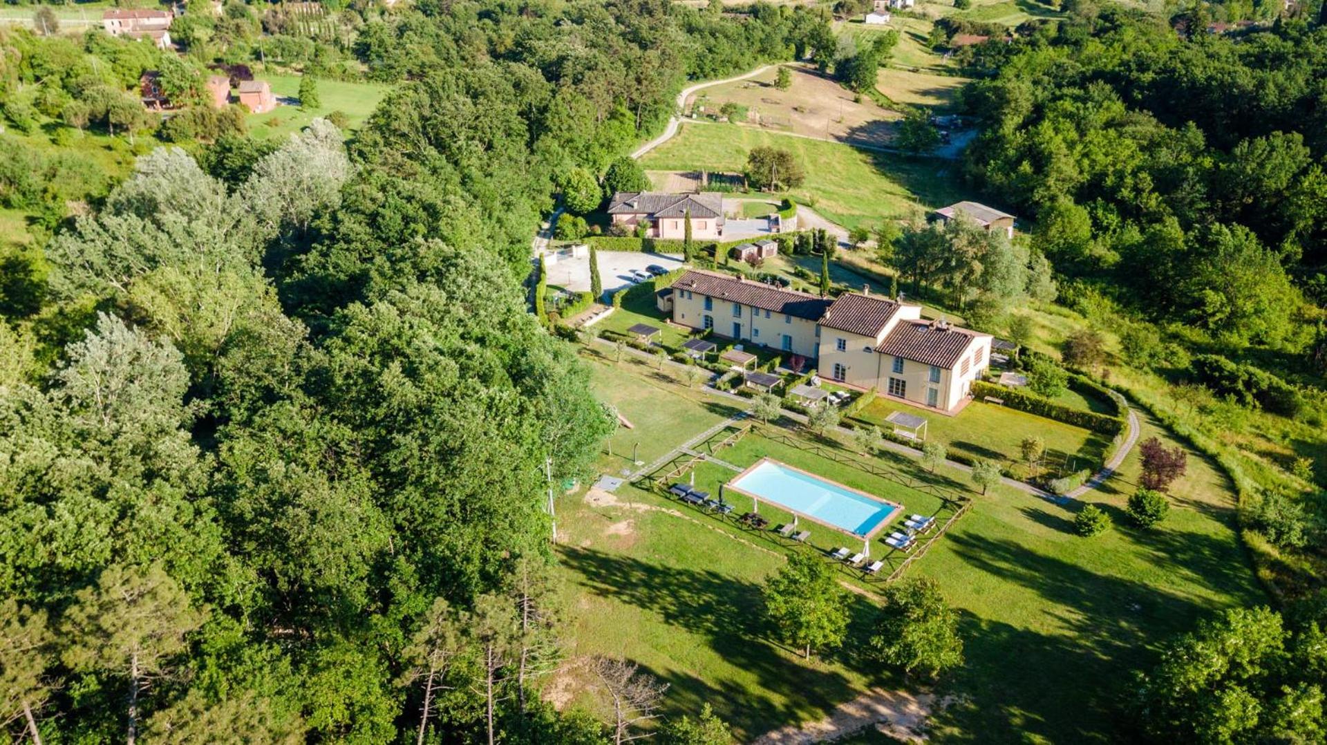Villa Hilary,a Convenient Luxury 4 bedrooms Villa with Sharing Pool on the Hills by Lucca