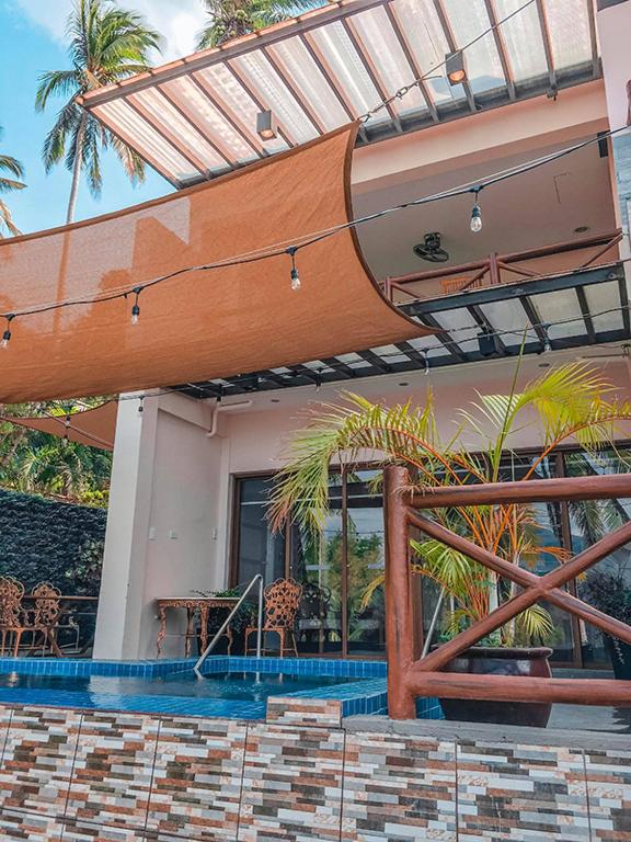 Noni's Resort