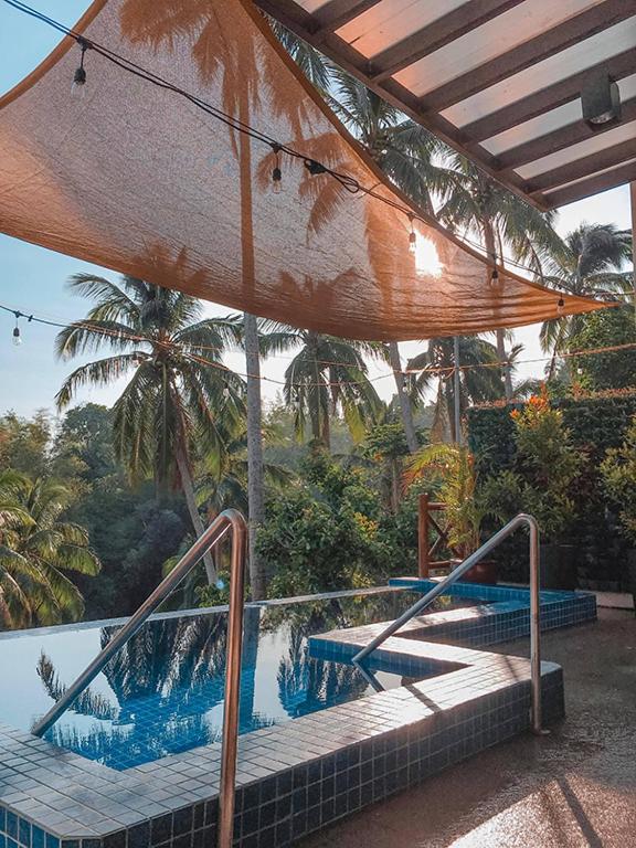 Noni's Resort