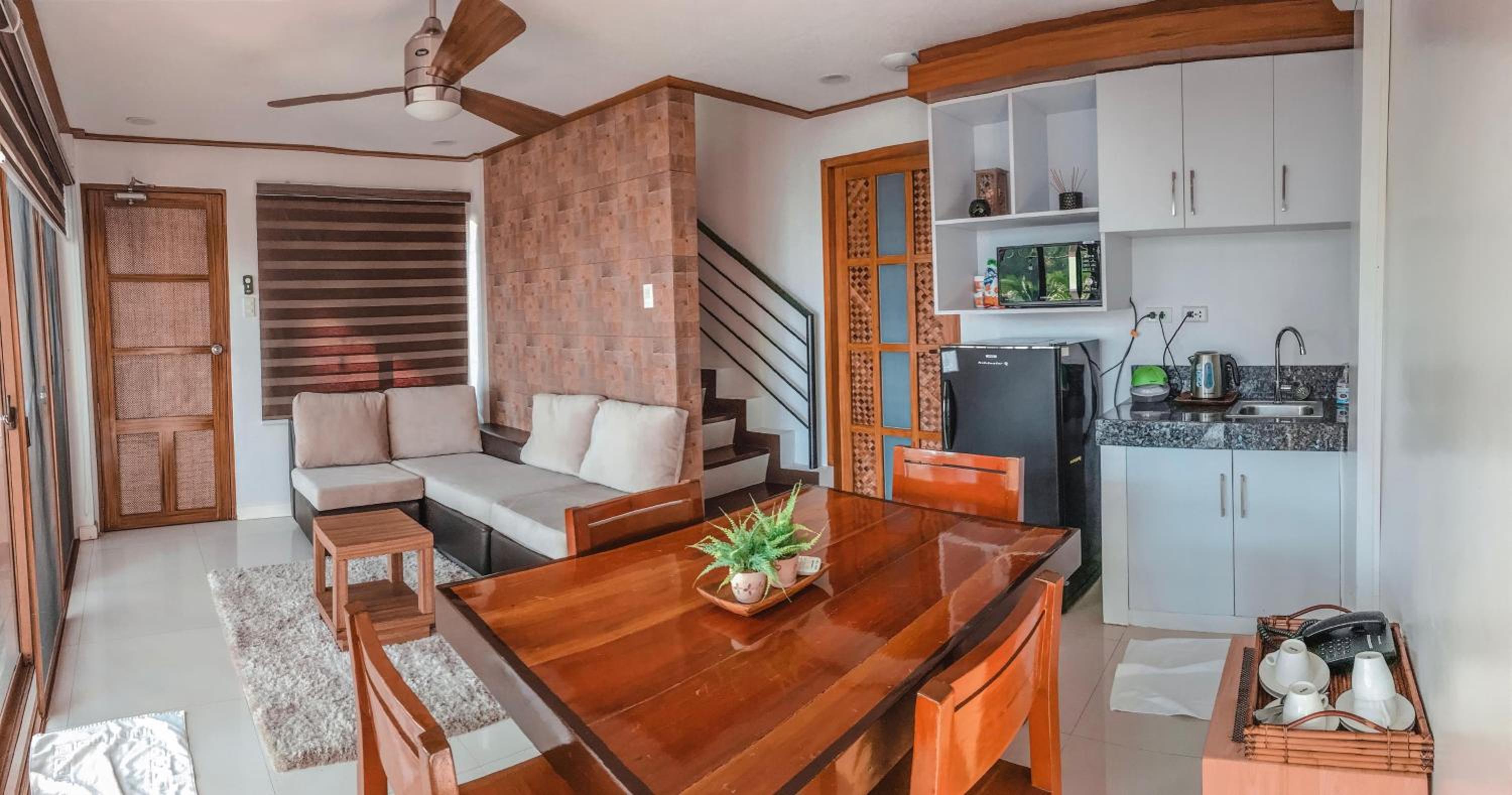 Noni's Resort