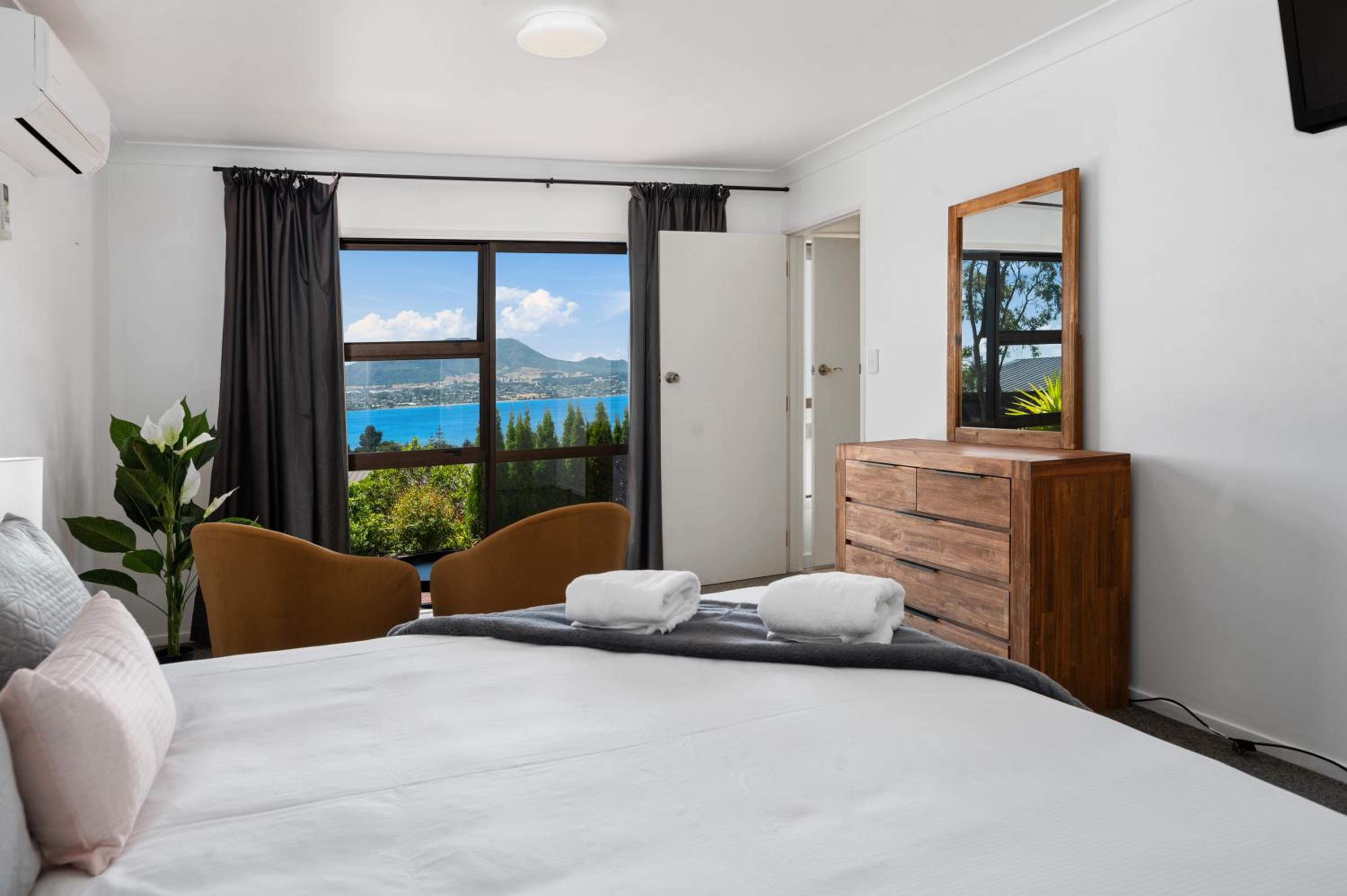 Beauty By the Bay - Taupo view 5