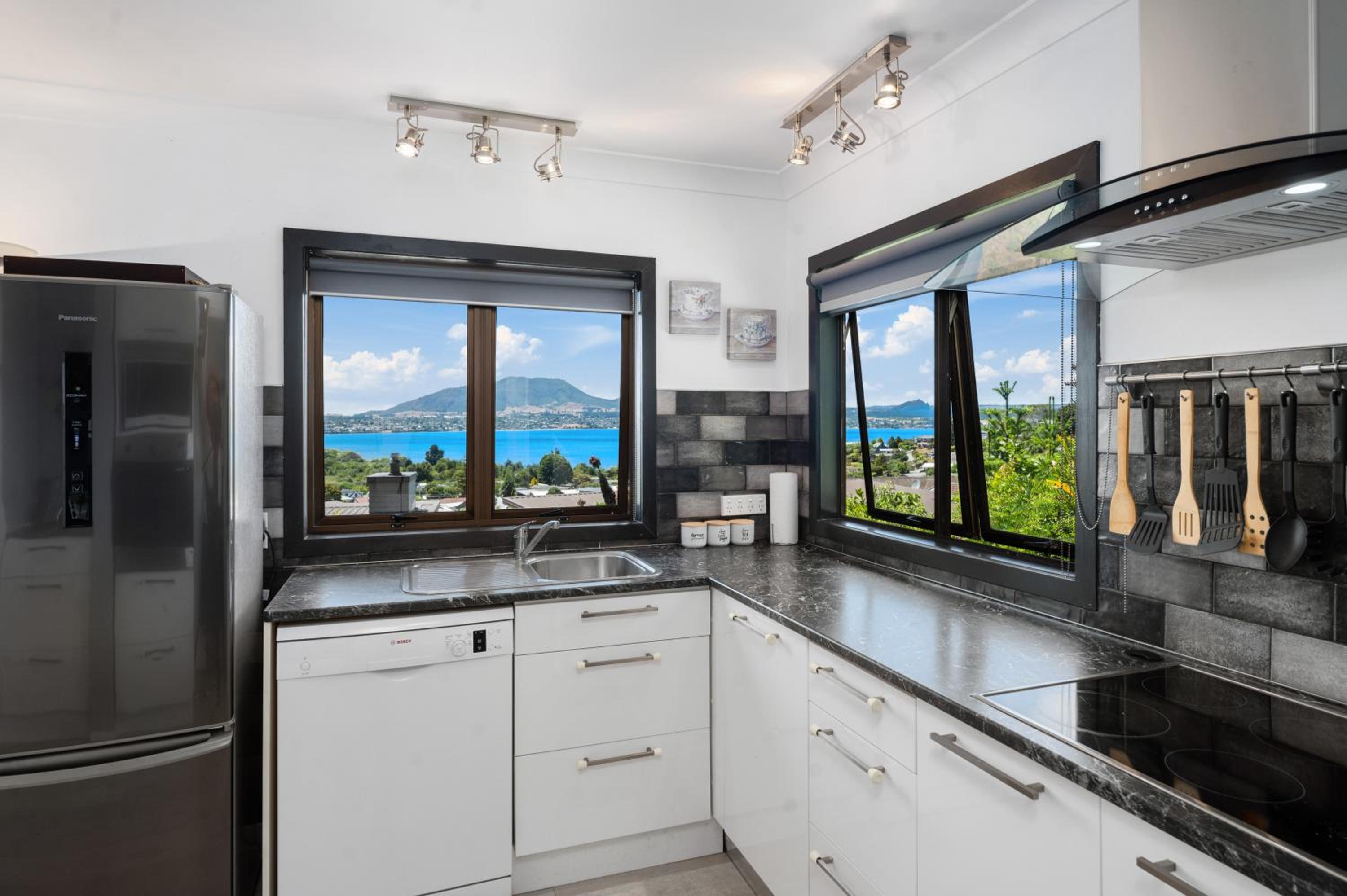 Beauty By the Bay - Taupo view 3