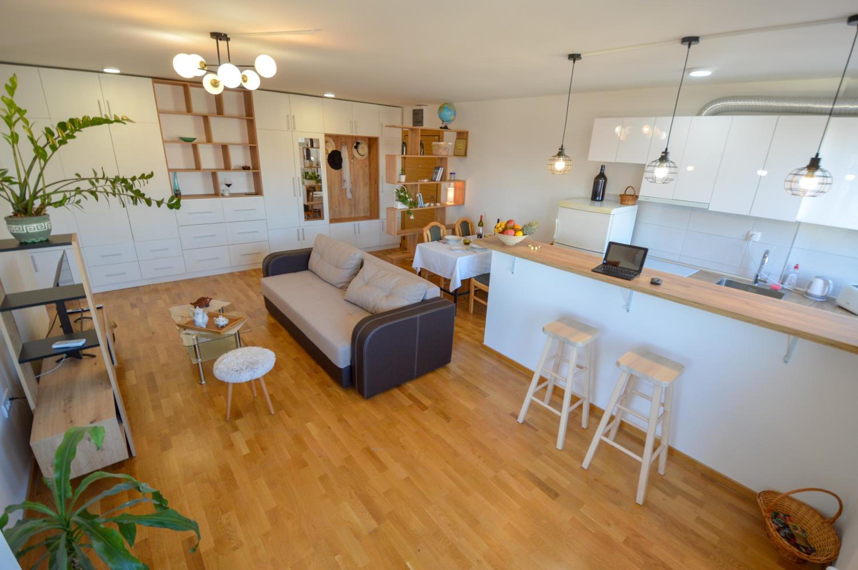 Shine24 - Spacious and Bright Apartment with Swing and Free Parking