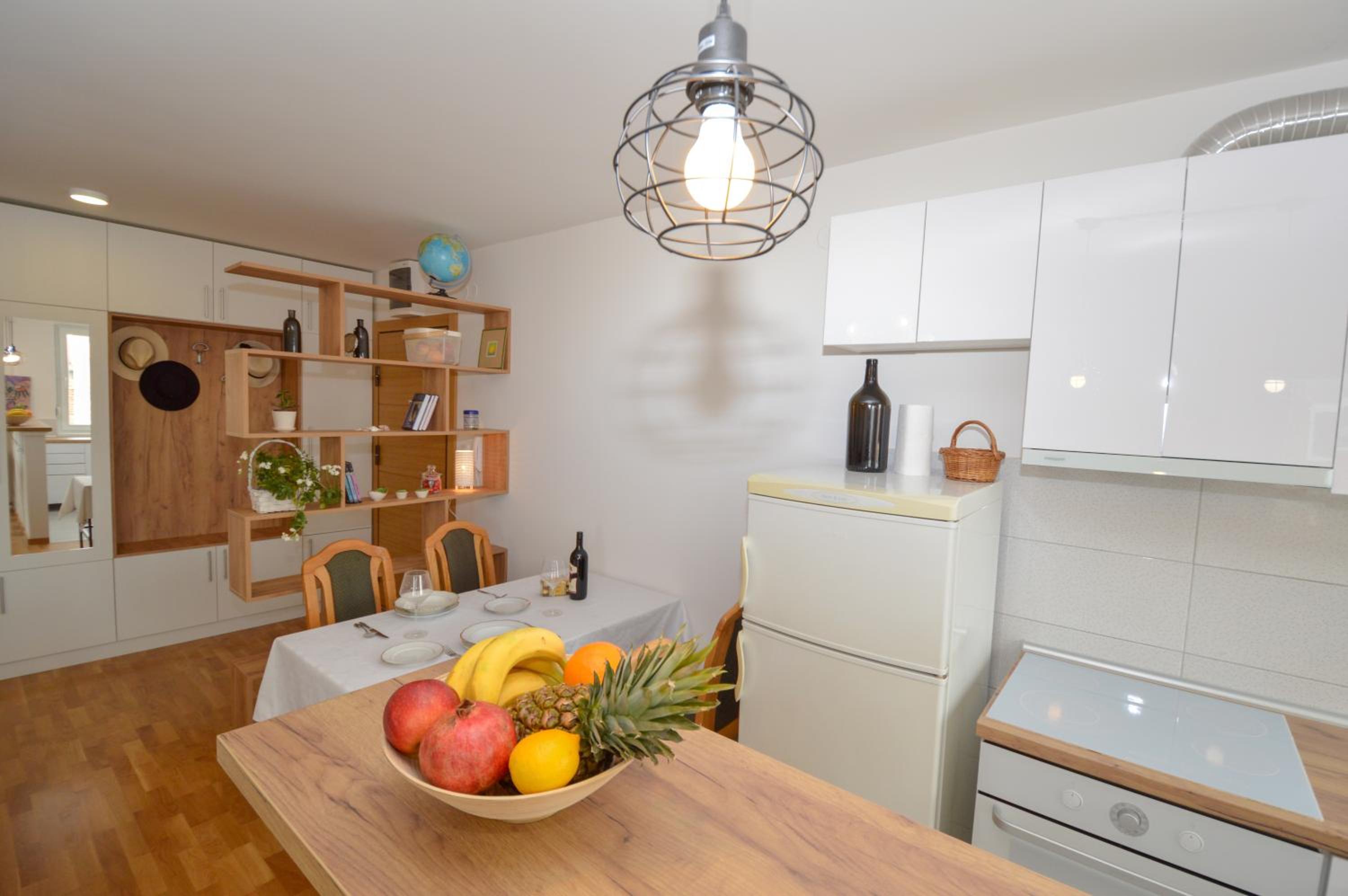 Shine24 - Spacious and Bright Apartment with Swing and Free Parking