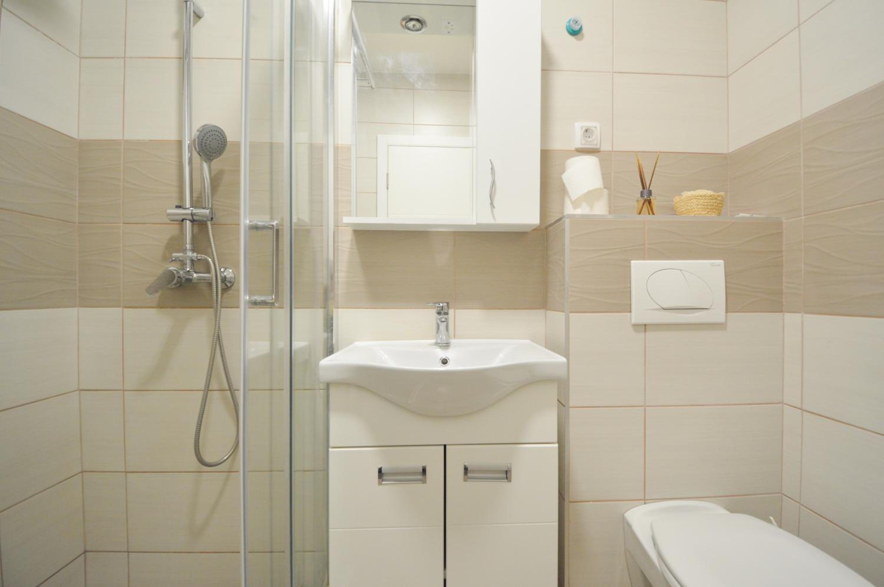 Shine24 - Spacious and Bright Apartment with Swing and Free Parking