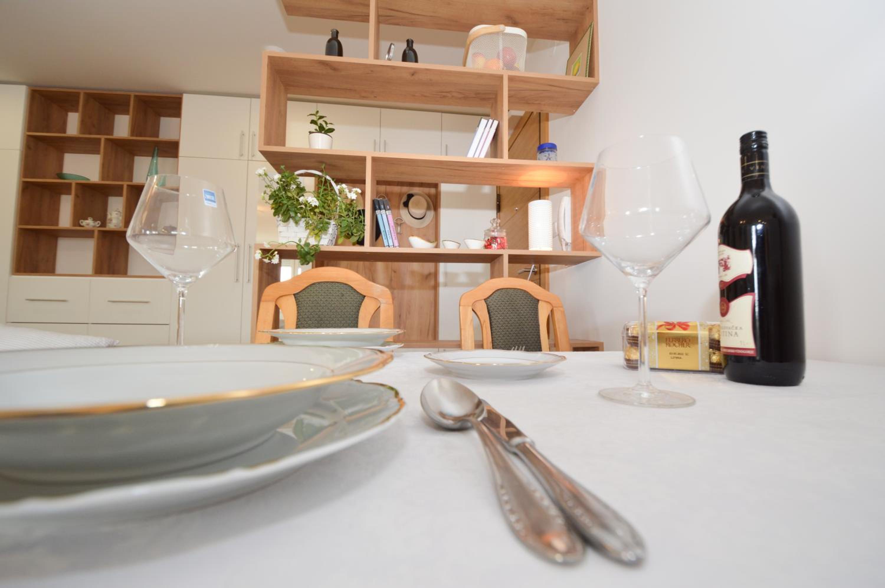 Shine24 - Spacious and Bright Apartment with Swing and Free Parking