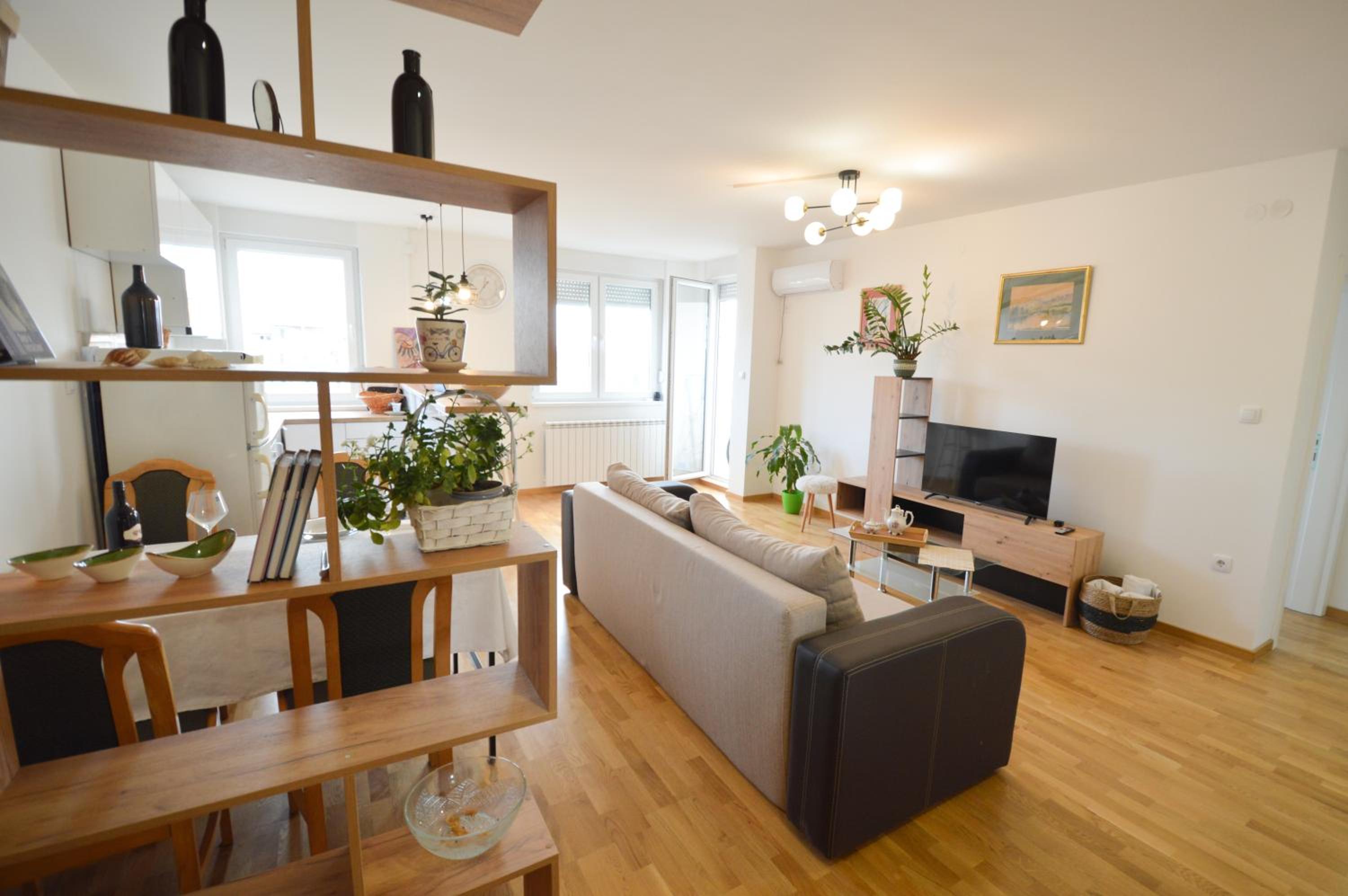 Shine24 - Spacious and Bright Apartment with Swing and Free Parking