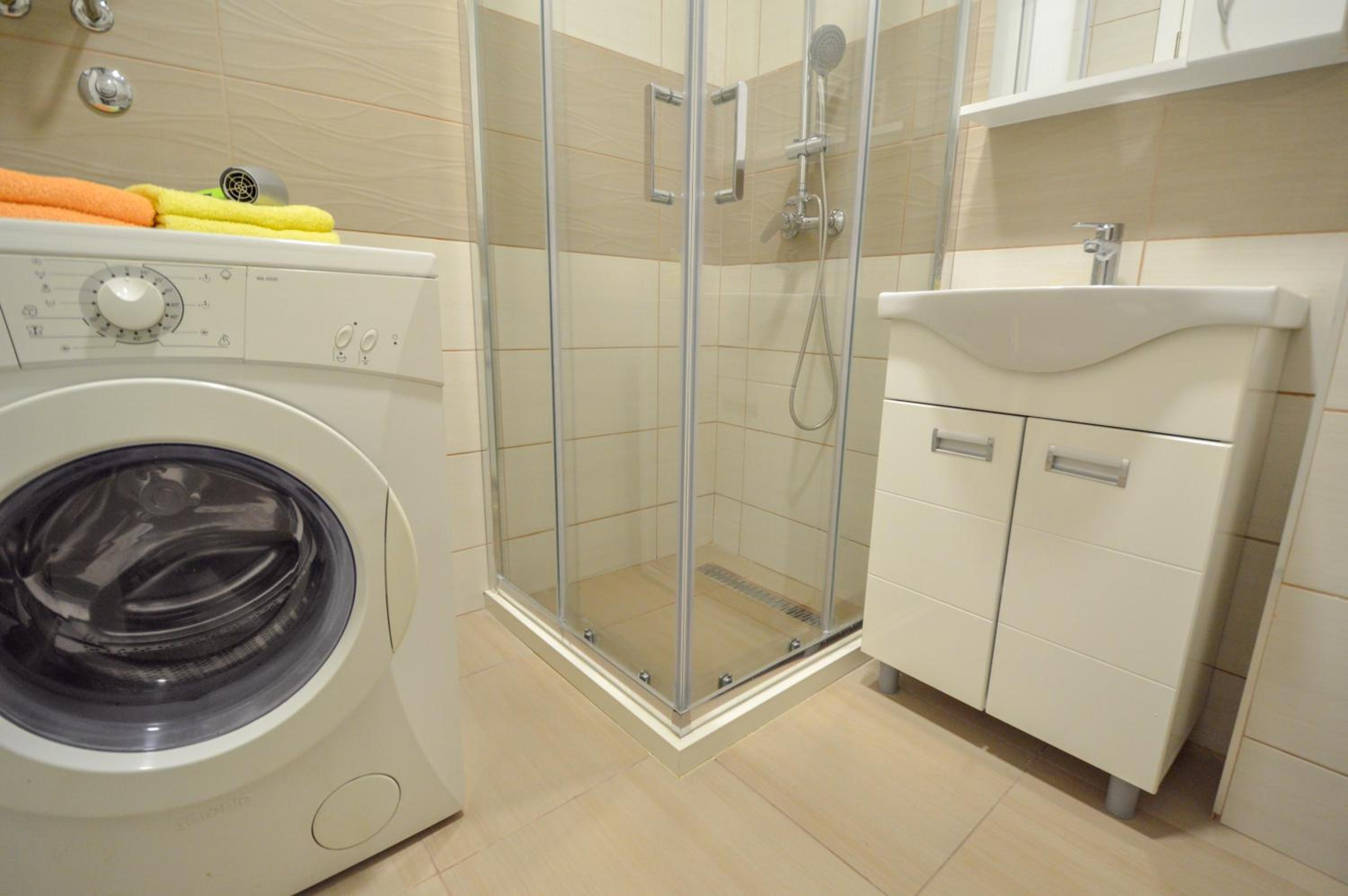 Shine24 - Spacious and Bright Apartment with Swing and Free Parking