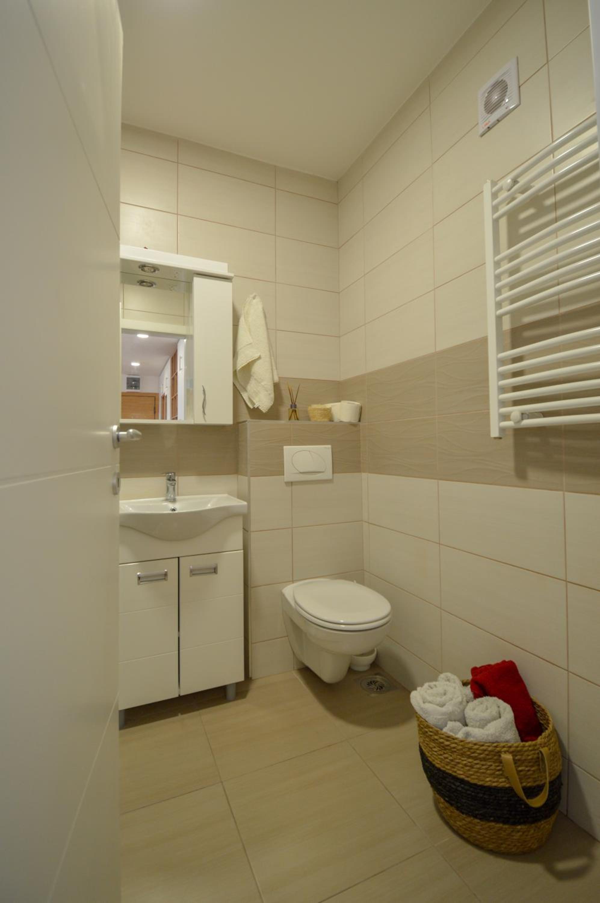 Shine24 - Spacious and Bright Apartment with Swing and Free Parking