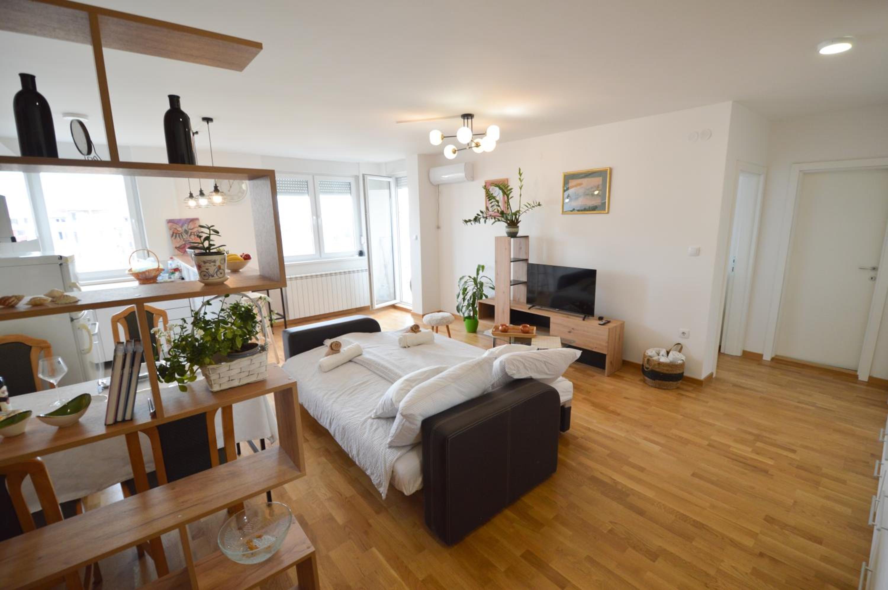 Shine24 - Spacious and Bright Apartment with Swing and Free Parking