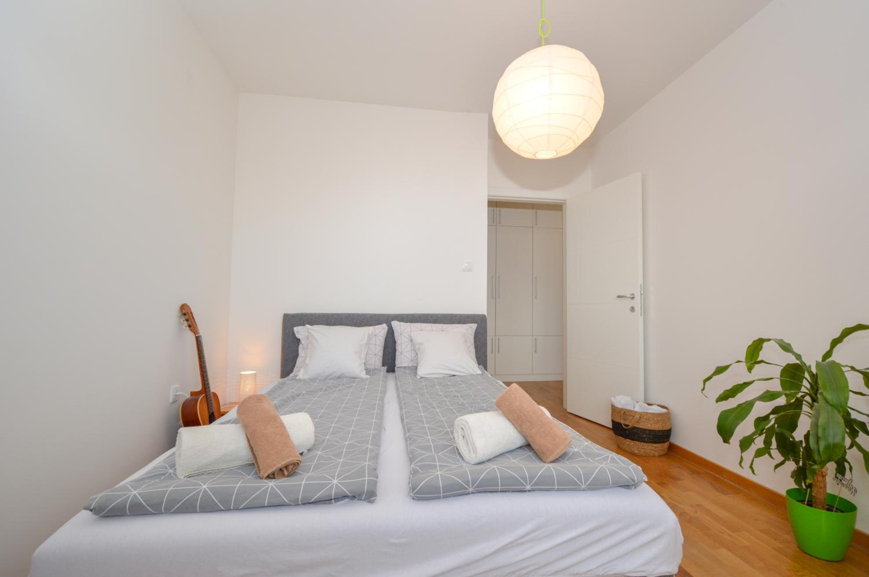 Shine24 - Spacious and Bright Apartment with Swing and Free Parking