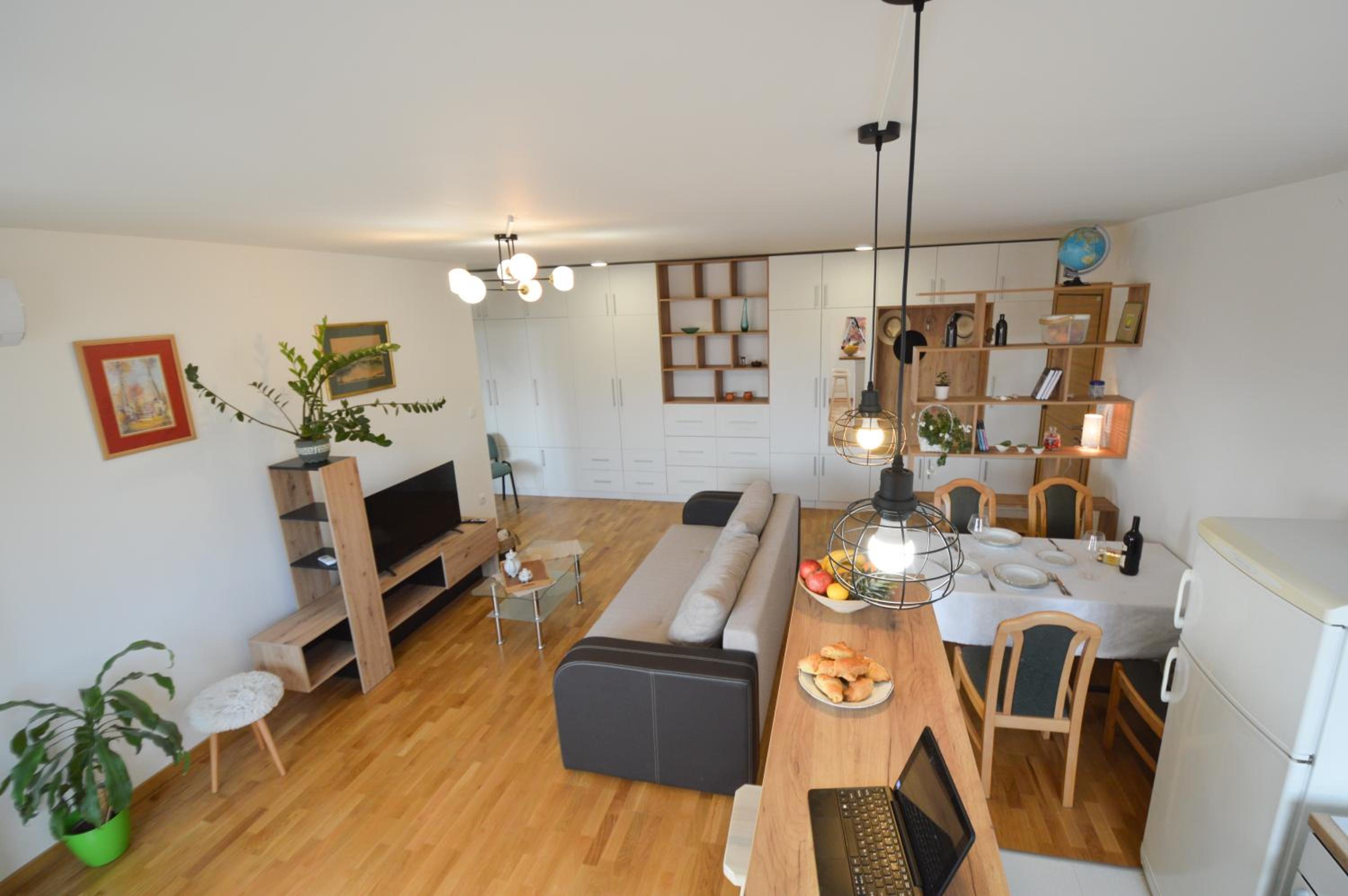 Shine24 - Spacious and Bright Apartment with Swing and Free Parking