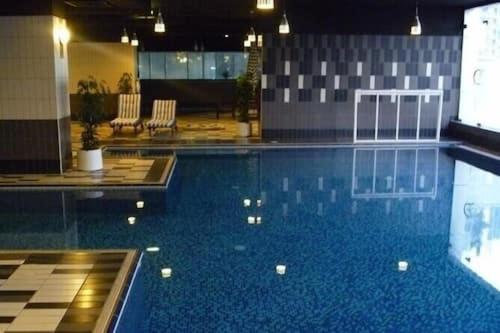 Private rooms in 3 bedroom apartment SKYNEST Homes marina pinnacle