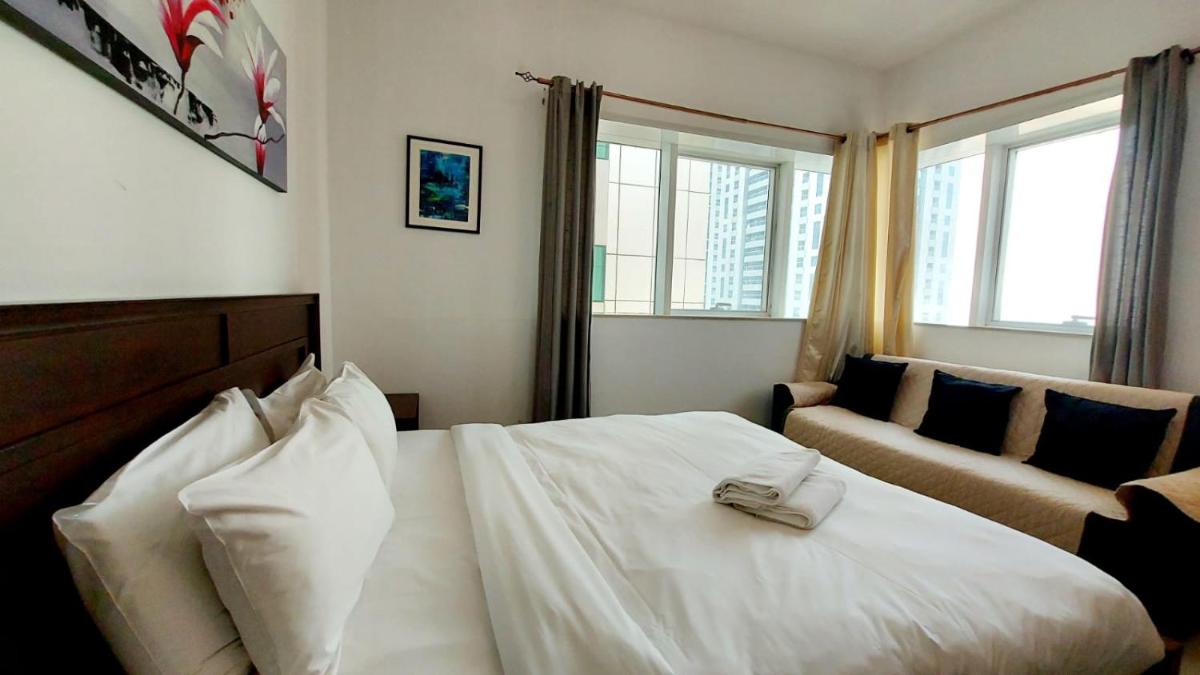 Private rooms in 3 bedroom apartment SKYNEST Homes marina pinnacle