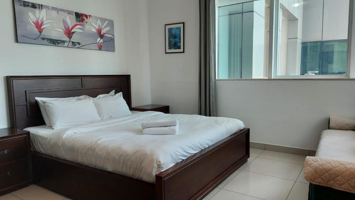 Private rooms in 3 bedroom apartment SKYNEST Homes marina pinnacle
