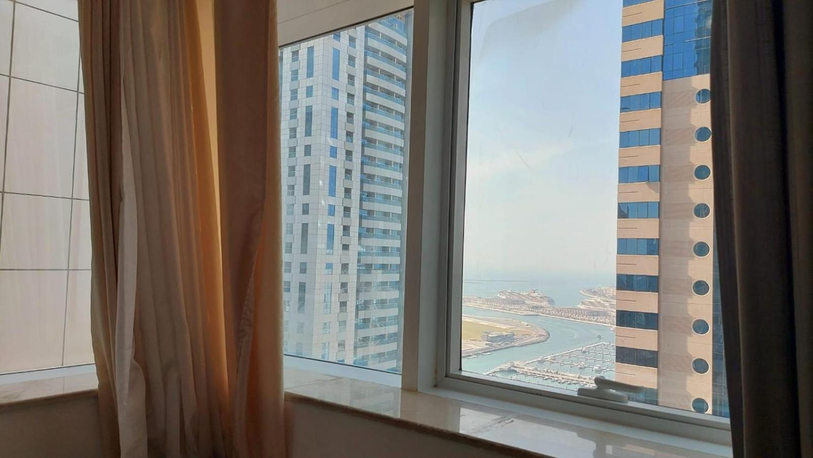 Private rooms in 3 bedroom apartment SKYNEST Homes marina pinnacle