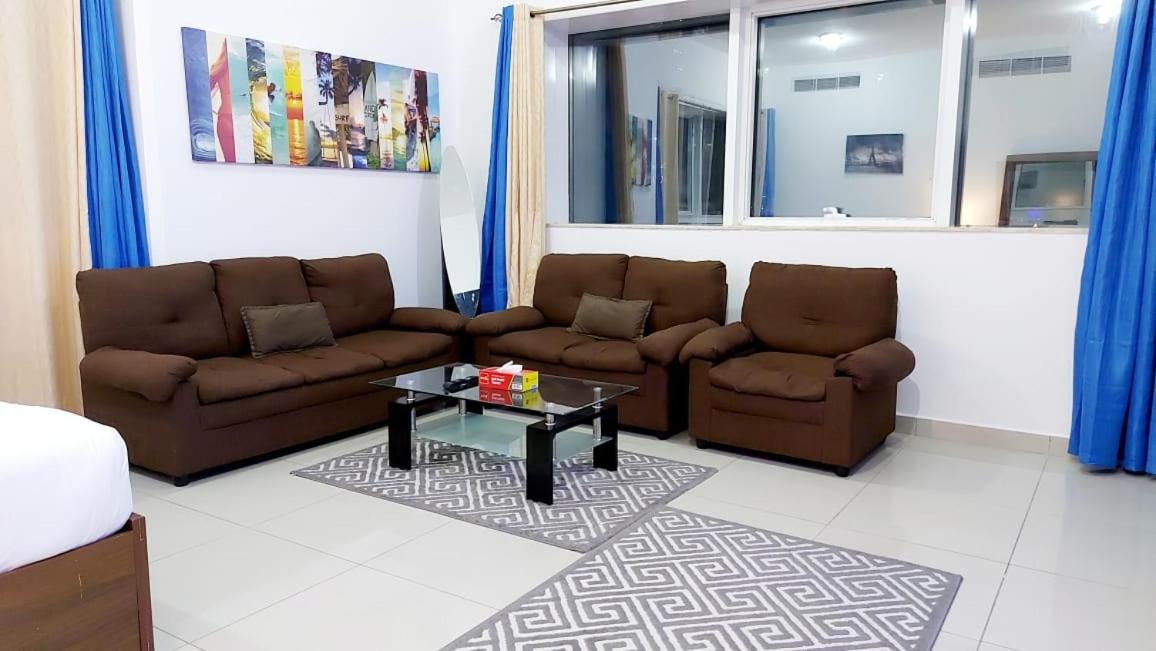 Private rooms in 3 bedroom apartment SKYNEST Homes marina pinnacle