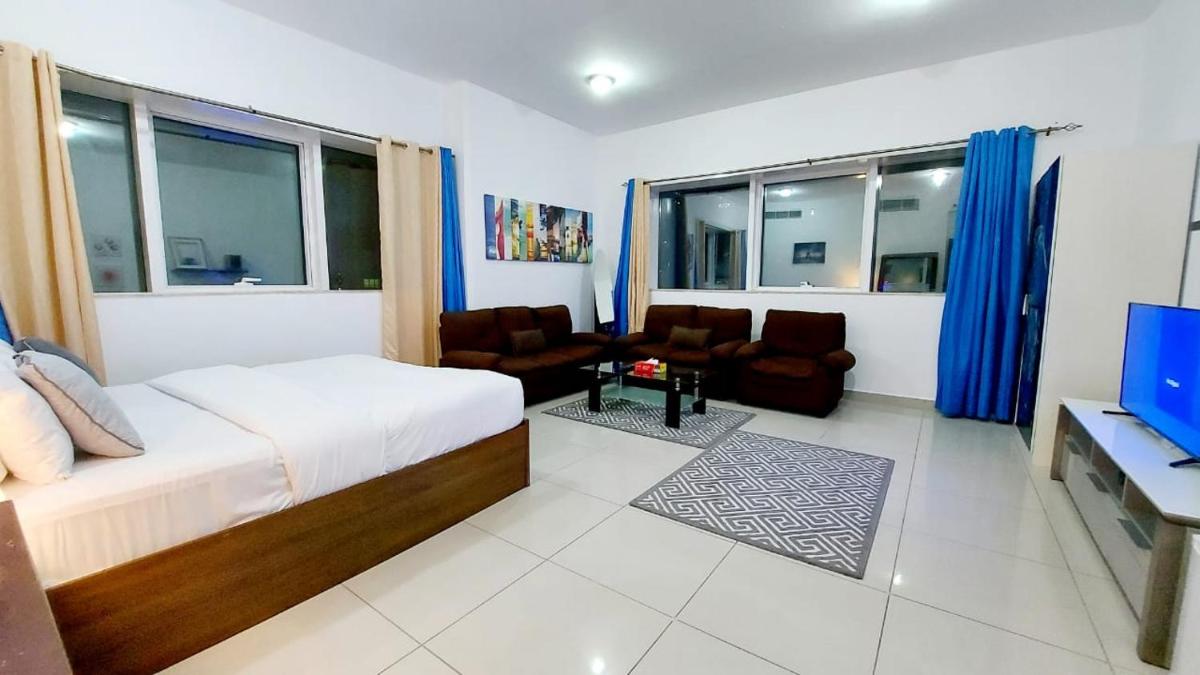 Private rooms in 3 bedroom apartment SKYNEST Homes marina pinnacle