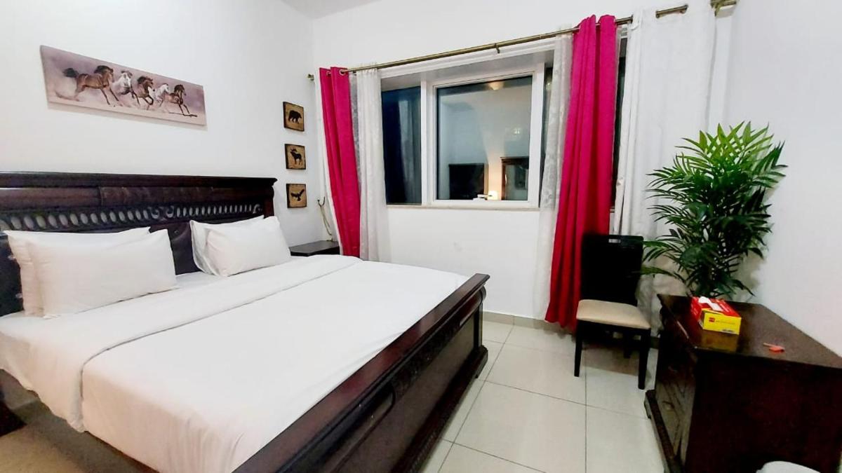 Private rooms in 3 bedroom apartment SKYNEST Homes marina pinnacle