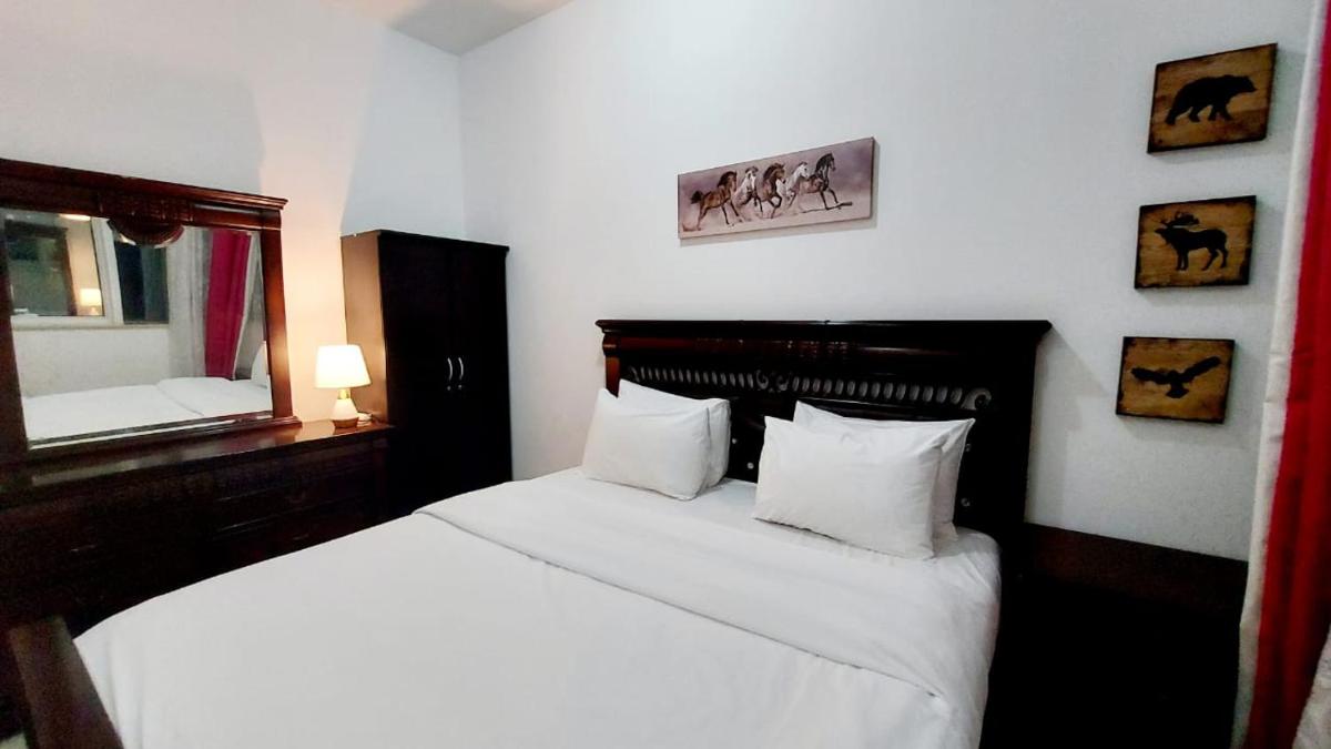 Private rooms in 3 bedroom apartment SKYNEST Homes marina pinnacle