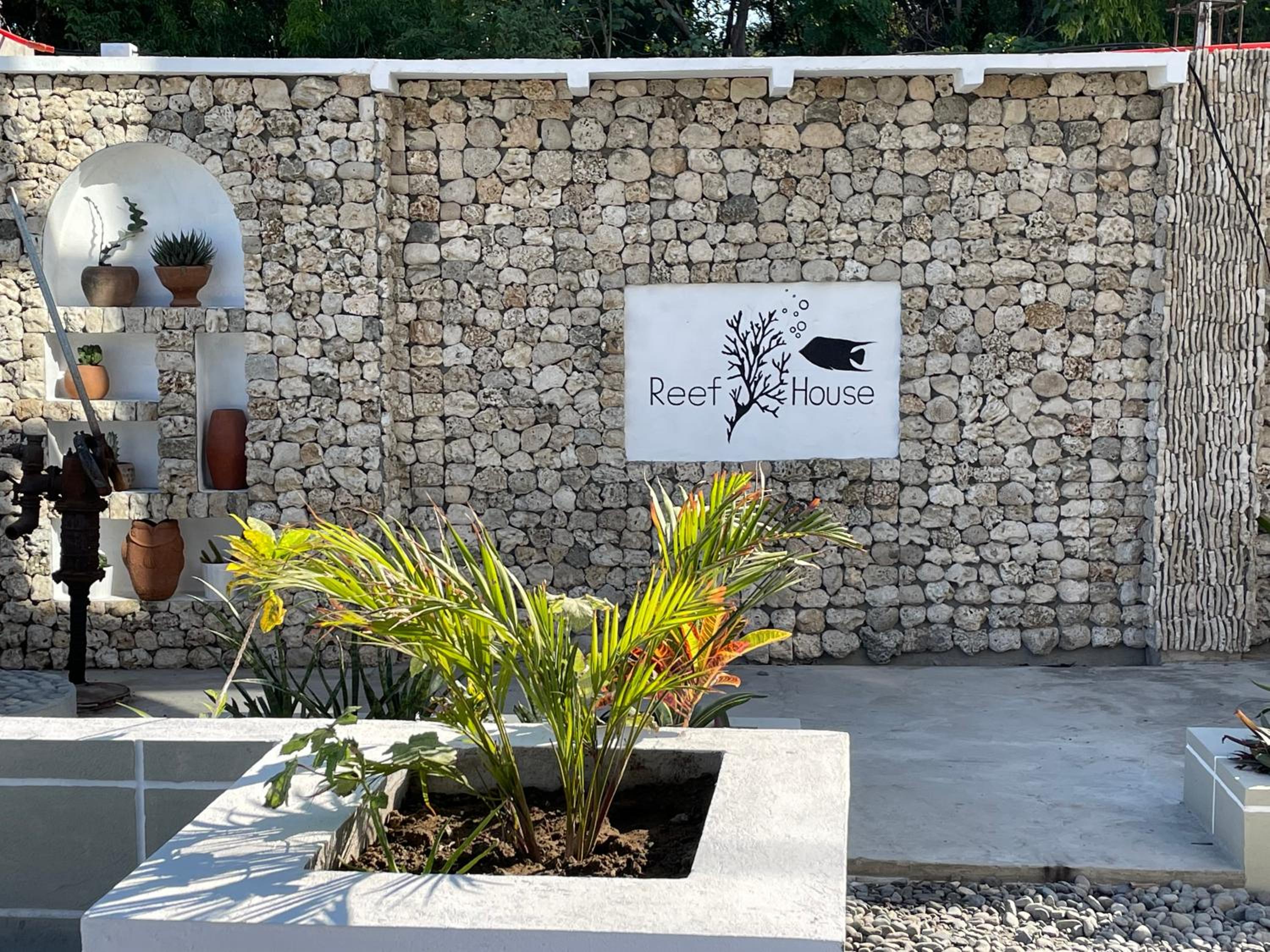 REEF HOUSE BACNOTAN beige sand beach front with Swimming pool