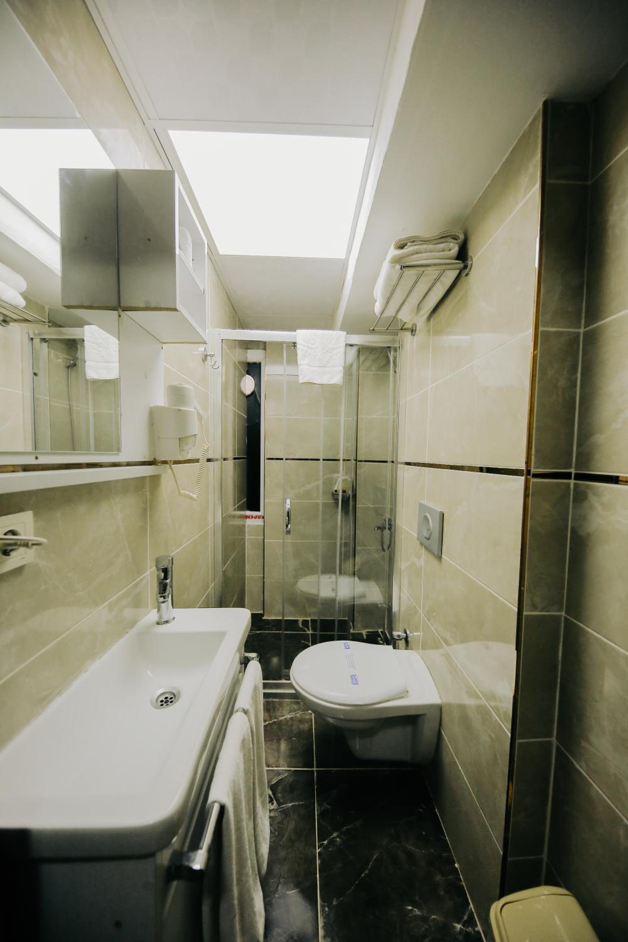 Red Green Hotel - Image 20