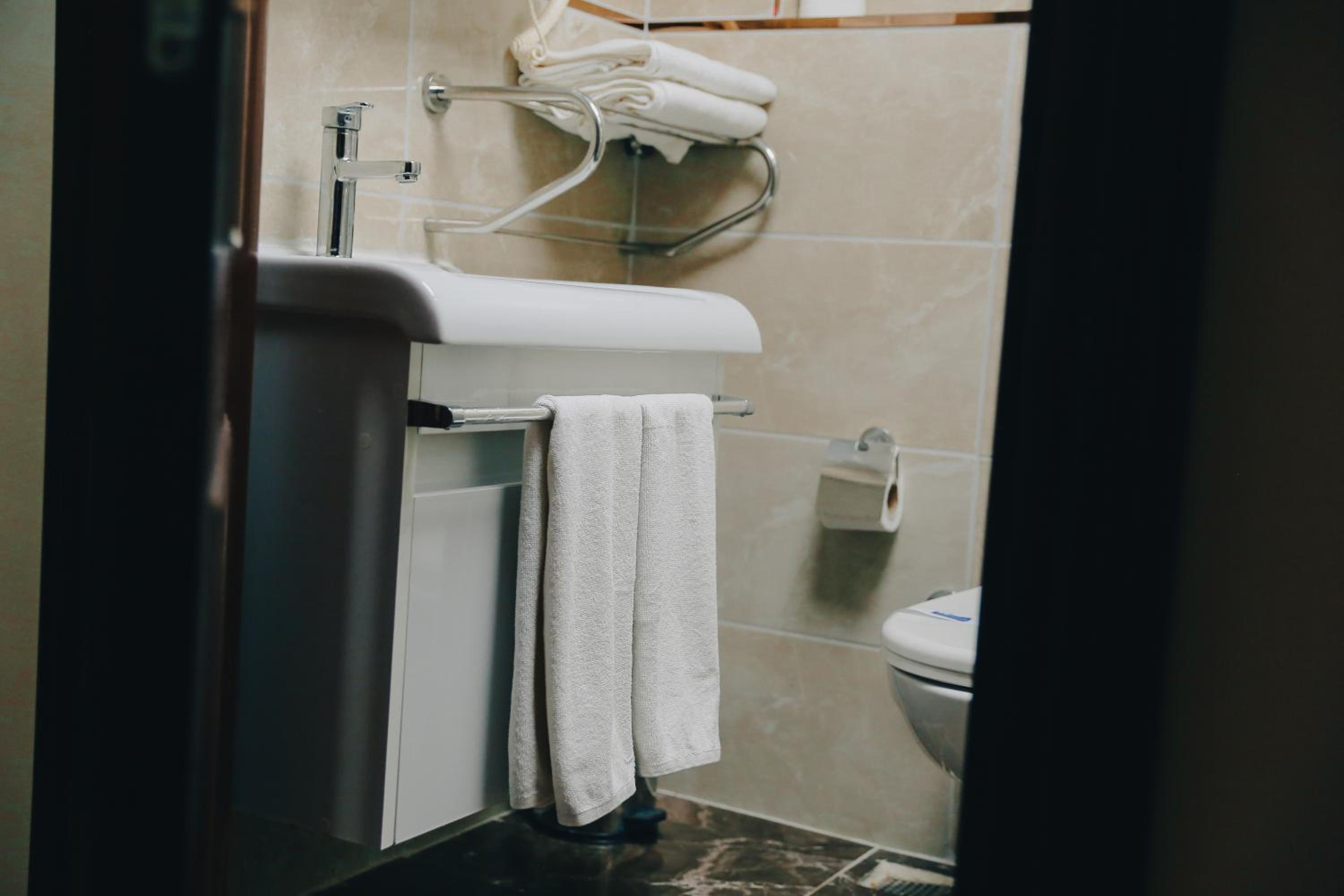 Red Green Hotel - Image 11