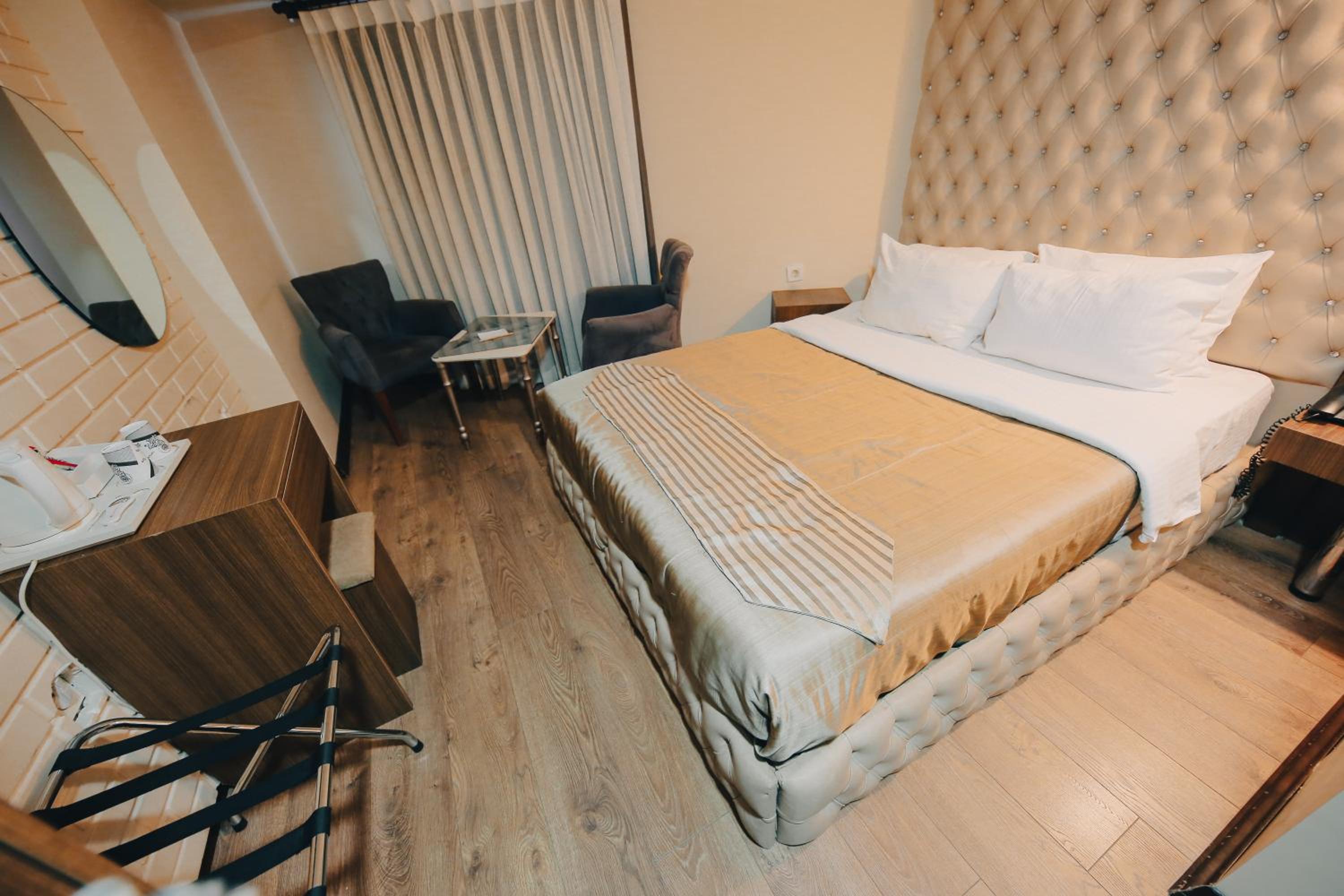 Red Green Hotel - Image 12